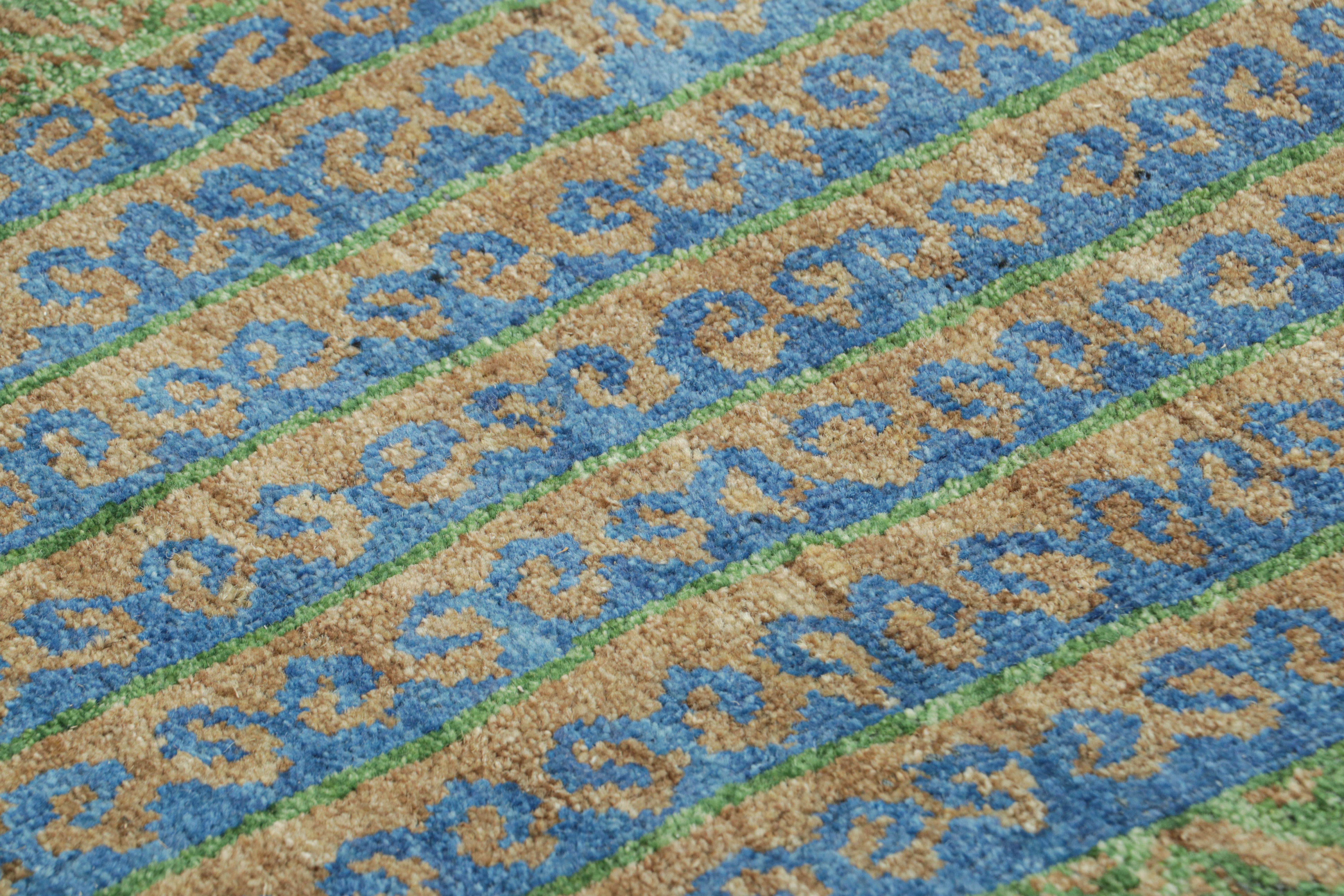 Alfombra tribal de Rug & Kilim con motivos geométricos en azul, verde y beige Siglo XXI y contemporáneo en venta