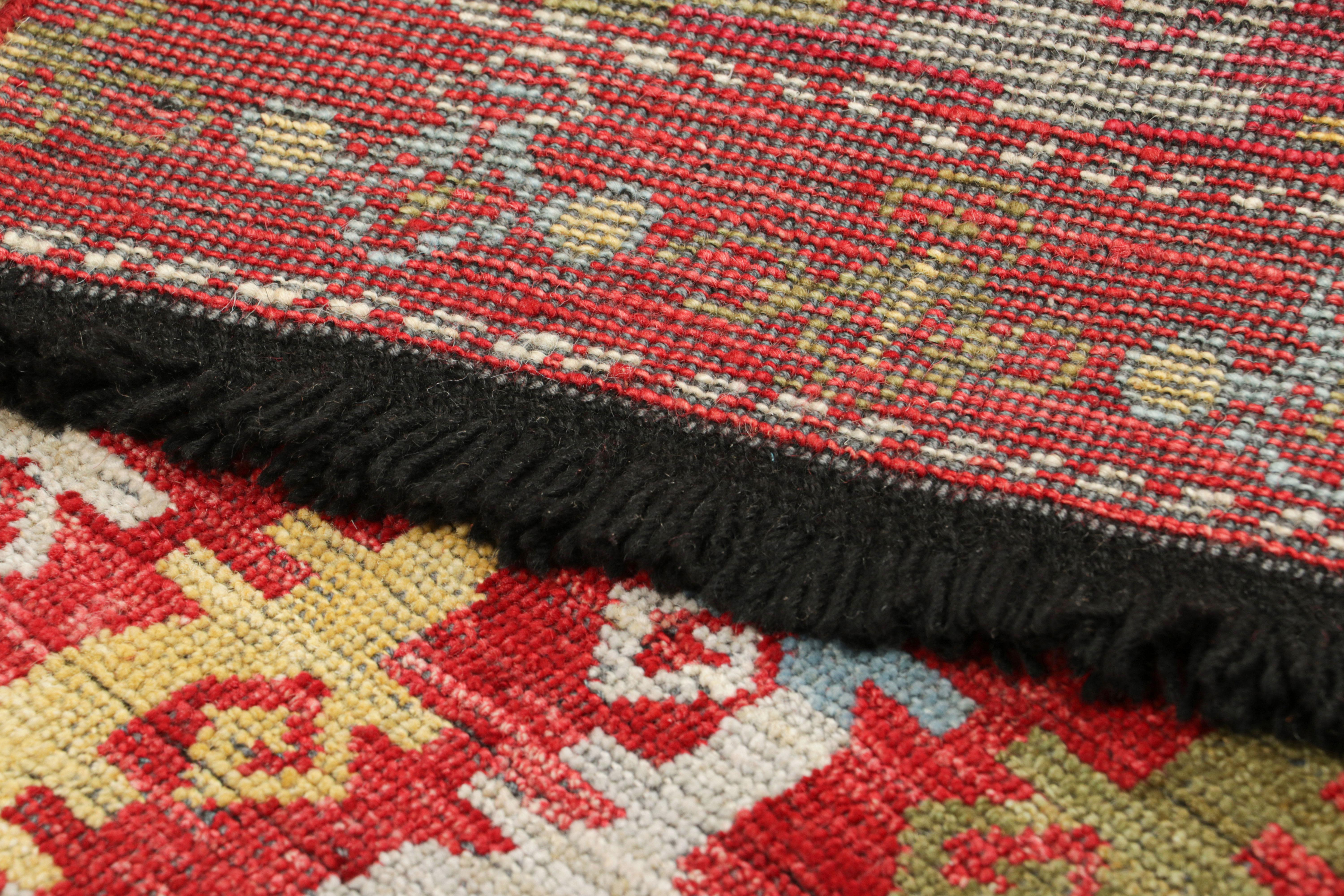 Annodato a mano in lana, questo tappeto 2x3 è una nuova aggiunta alla Burano Collection di Rug & Kilim, un'audace e lussuosa esplorazione di importanti classici e pezzi d'epoca.

Sul design: 

Questo tappeto presenta un campo rosso vibrante che