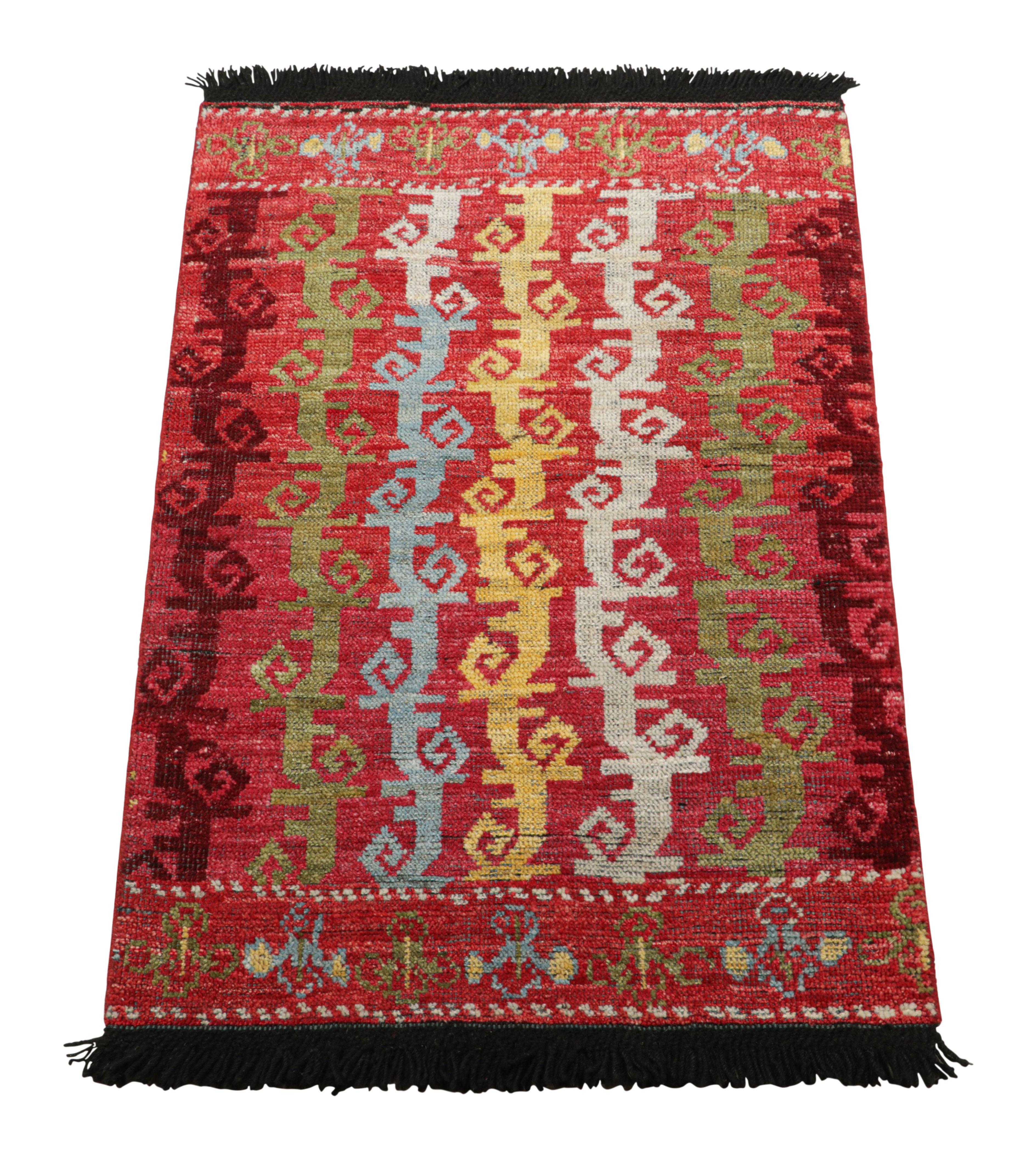 Indiano Rug & Kilim: tappeto tribale rosso con motivi geometrici primitivisti in vendita