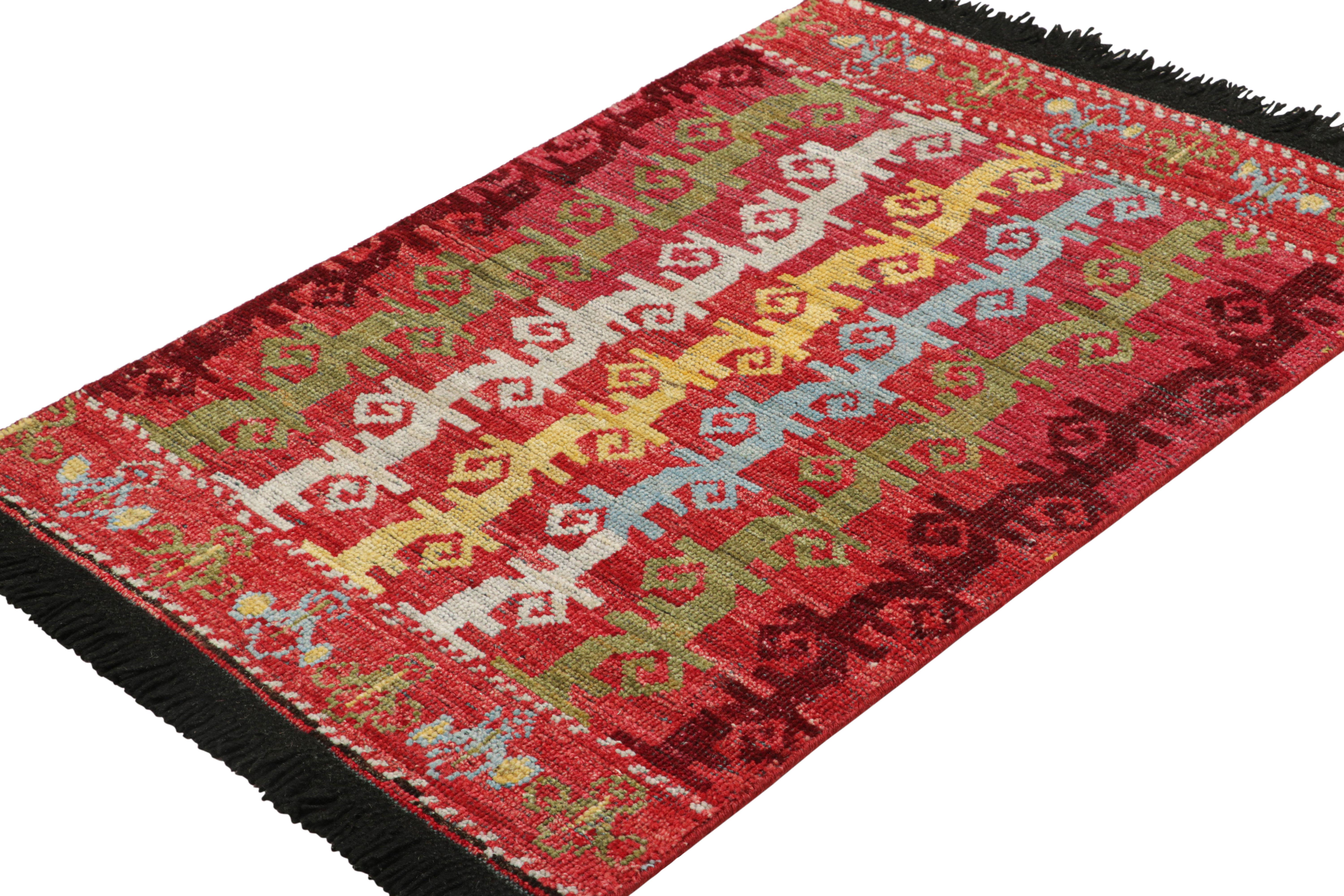 Annodato a mano Rug & Kilim: tappeto tribale rosso con motivi geometrici primitivisti in vendita