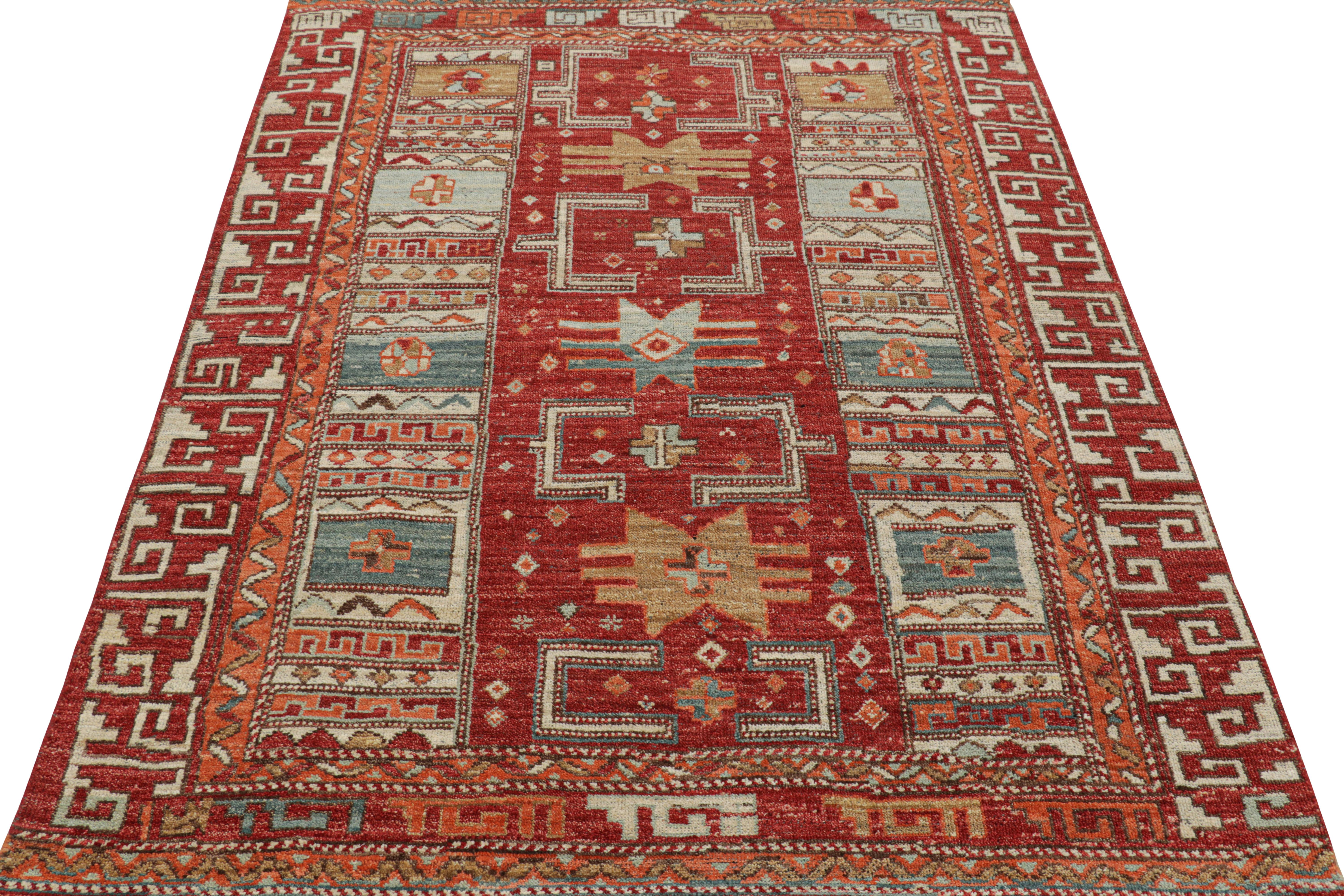 Rug & Kilims Stammesteppich in sattem Rot mit bunten geometrischen Mustern (Handgeknüpft) im Angebot
