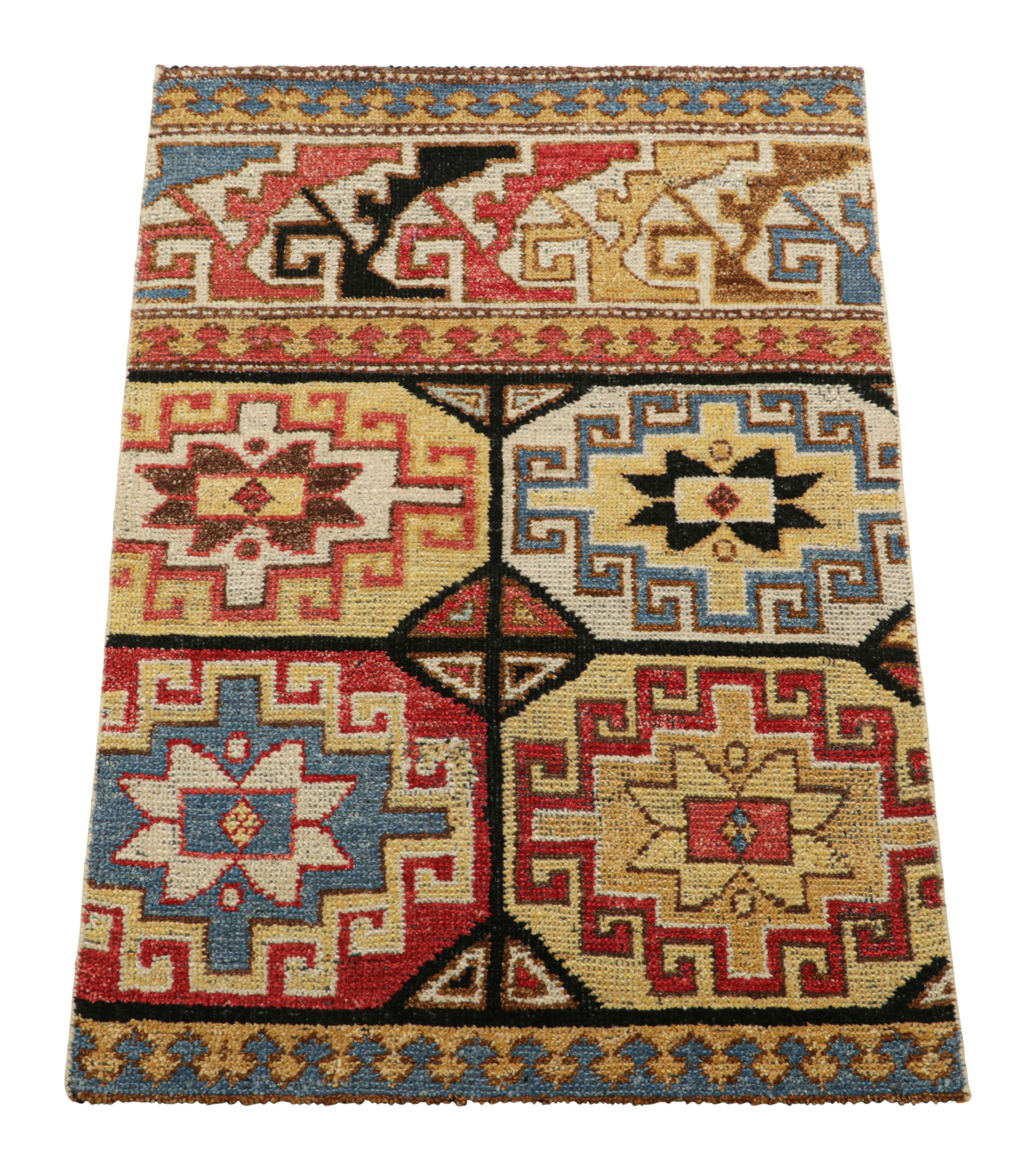 Dieser handgeknüpfte Wollteppich in der Größe von 2x3 ist eine aufregende Neuheit in der klassischen Burano Collection'S von Rug & Kilim und wurde von den berühmtesten Stammesteppichen der Geschichte inspiriert.

Über das Design: 

Besonders
