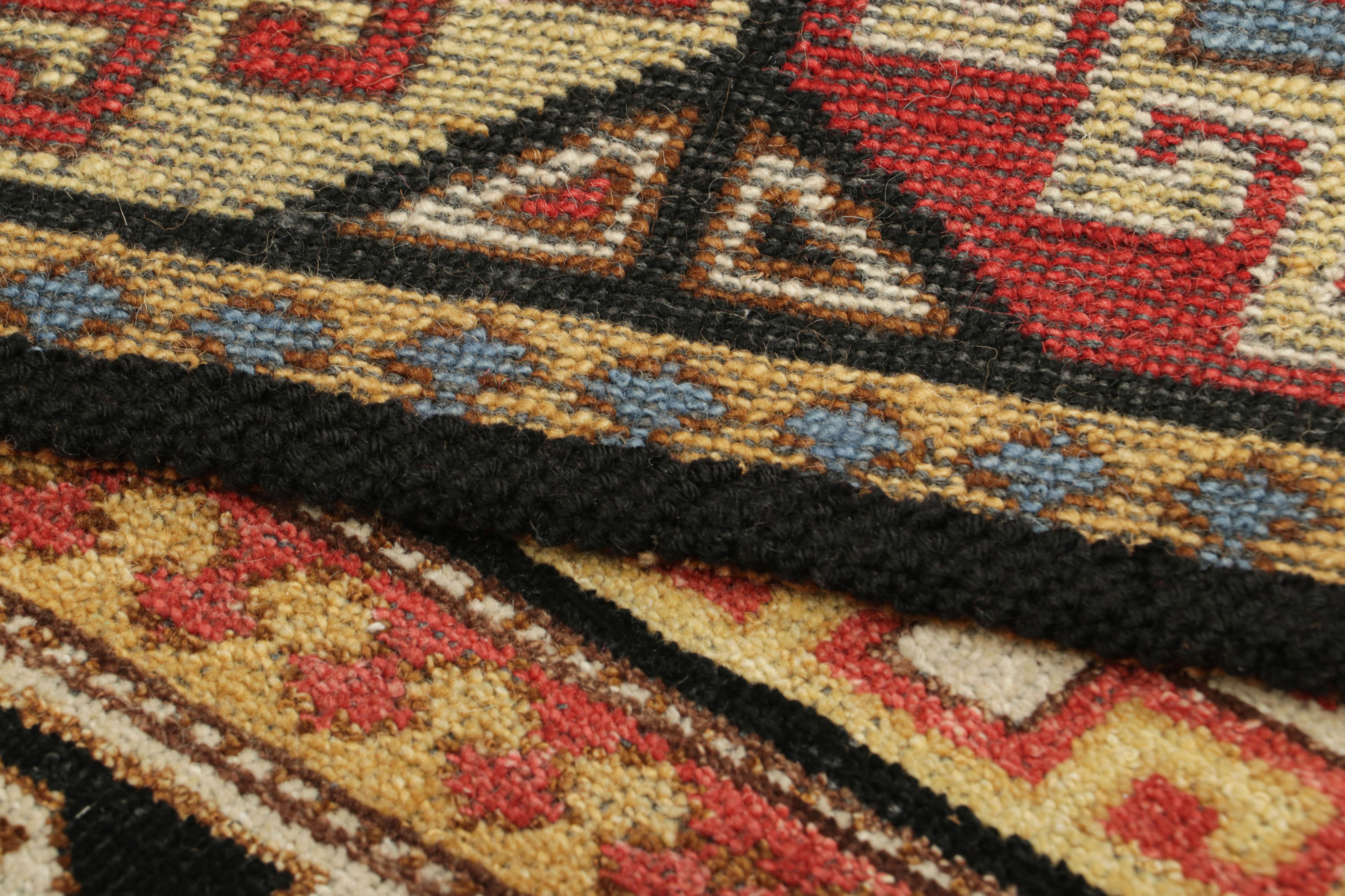 Rug & Kilim's Stammesteppich mit primitiven geometrischen Mustern (Moderne) im Angebot