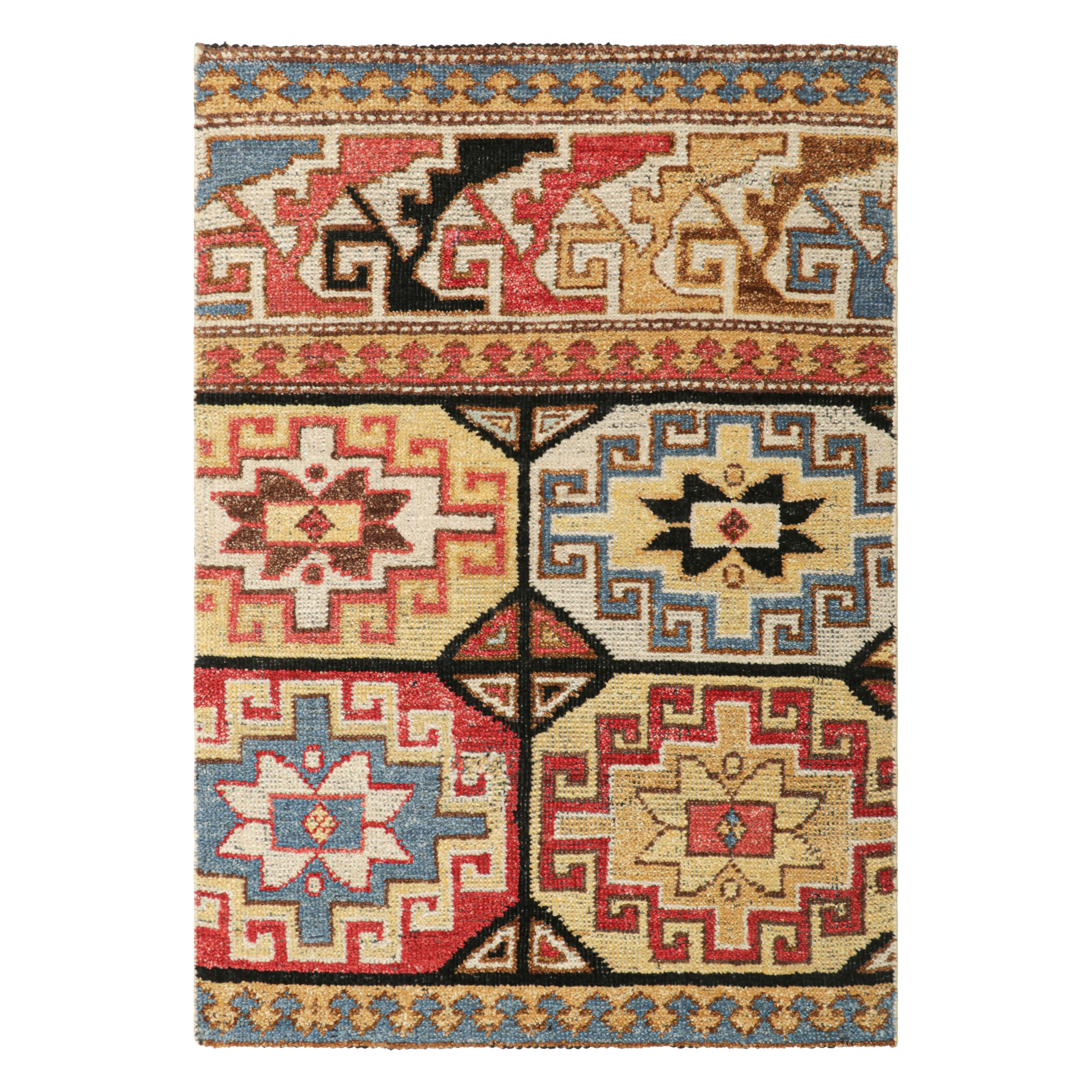 Rug & Kilim: tappeto tribale con motivi geometrici primitivisti