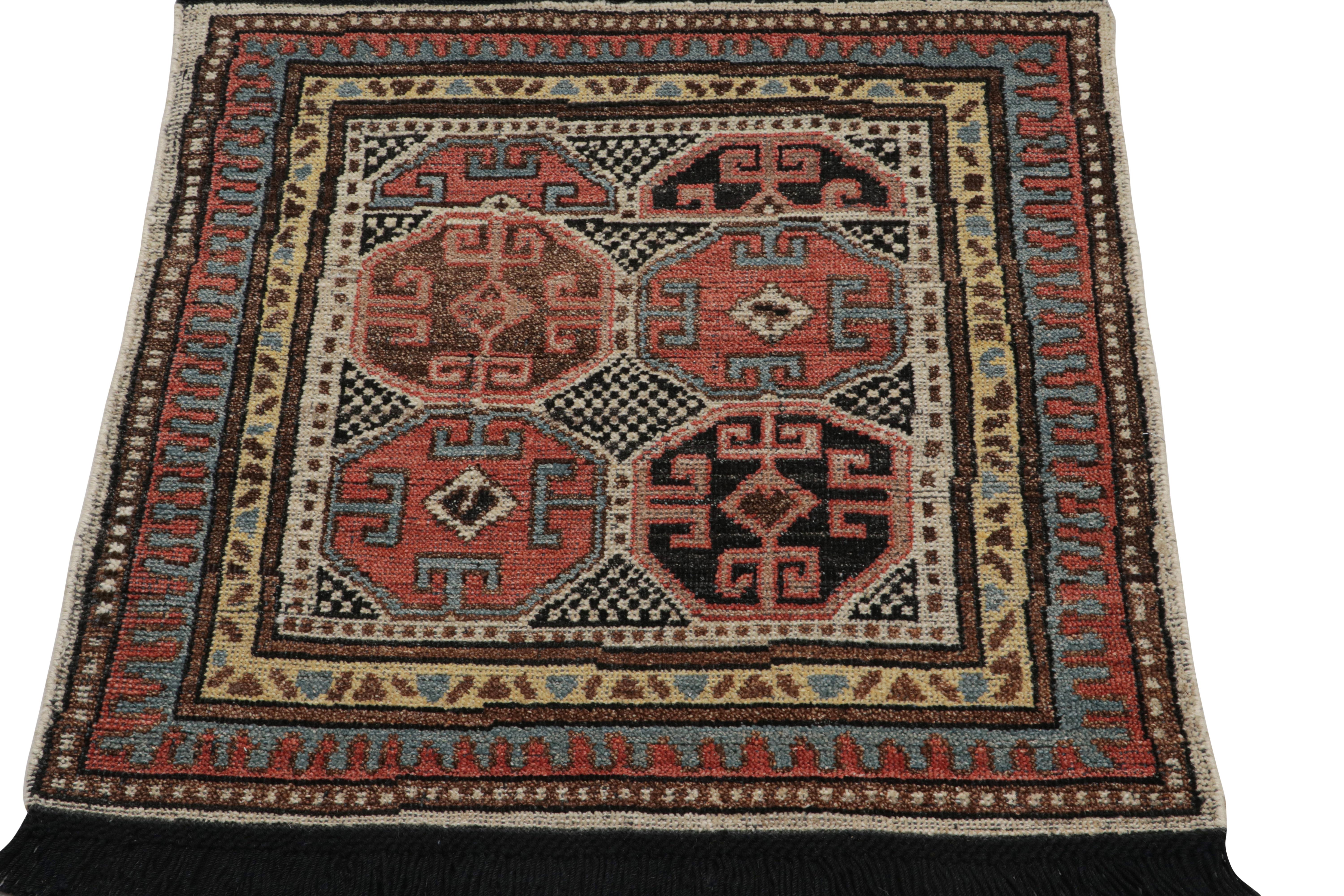 Moderne Rug & Kilim's Tribal Square Rug with Primitivist Geometric Pattern and Medallion (Tapis carré tribal avec motif géométrique et médaillon primitiviste) en vente