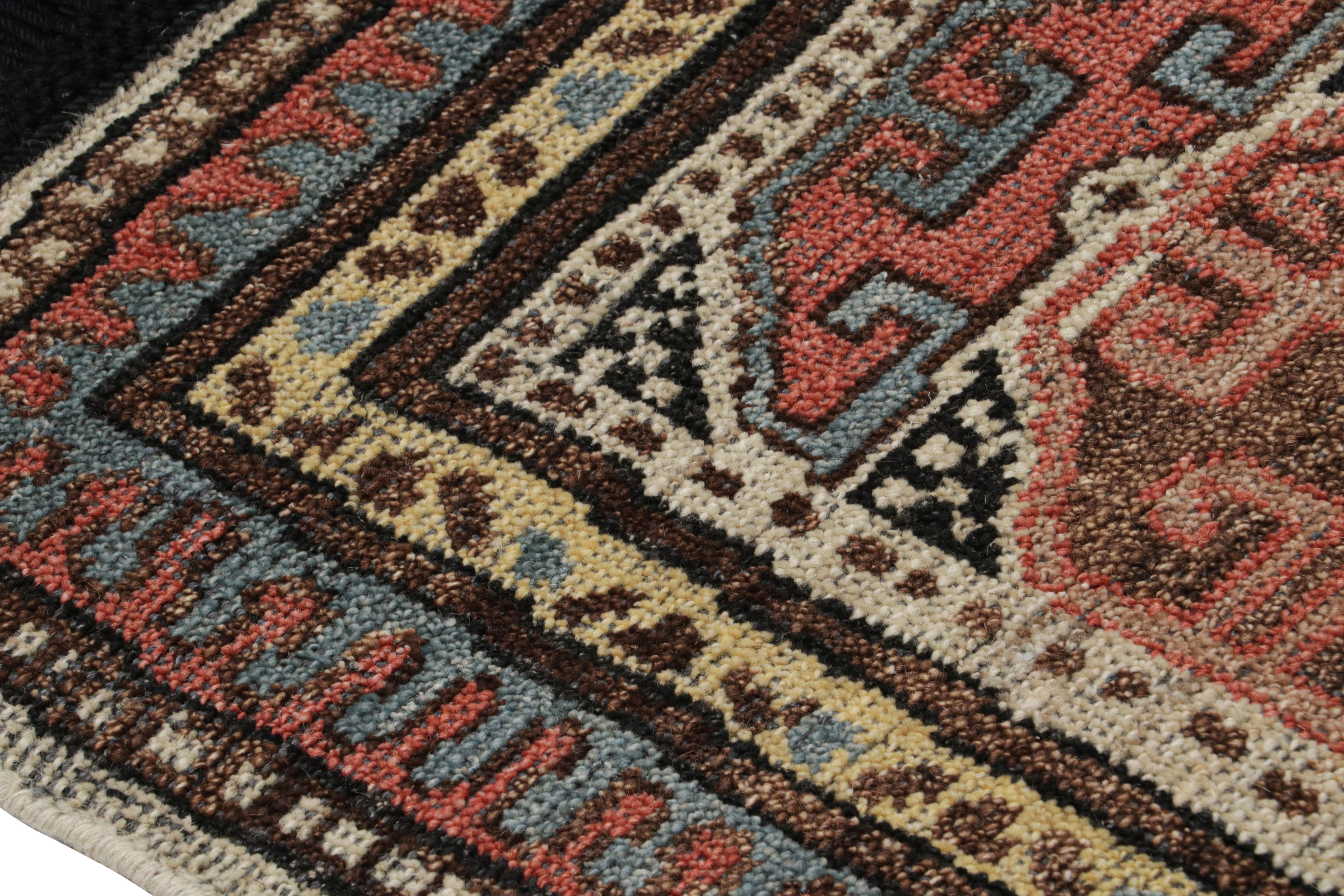 Alfombra cuadrada tribal de Rug & Kilim con motivo geométrico primitivista y medallón Anudado a mano en venta