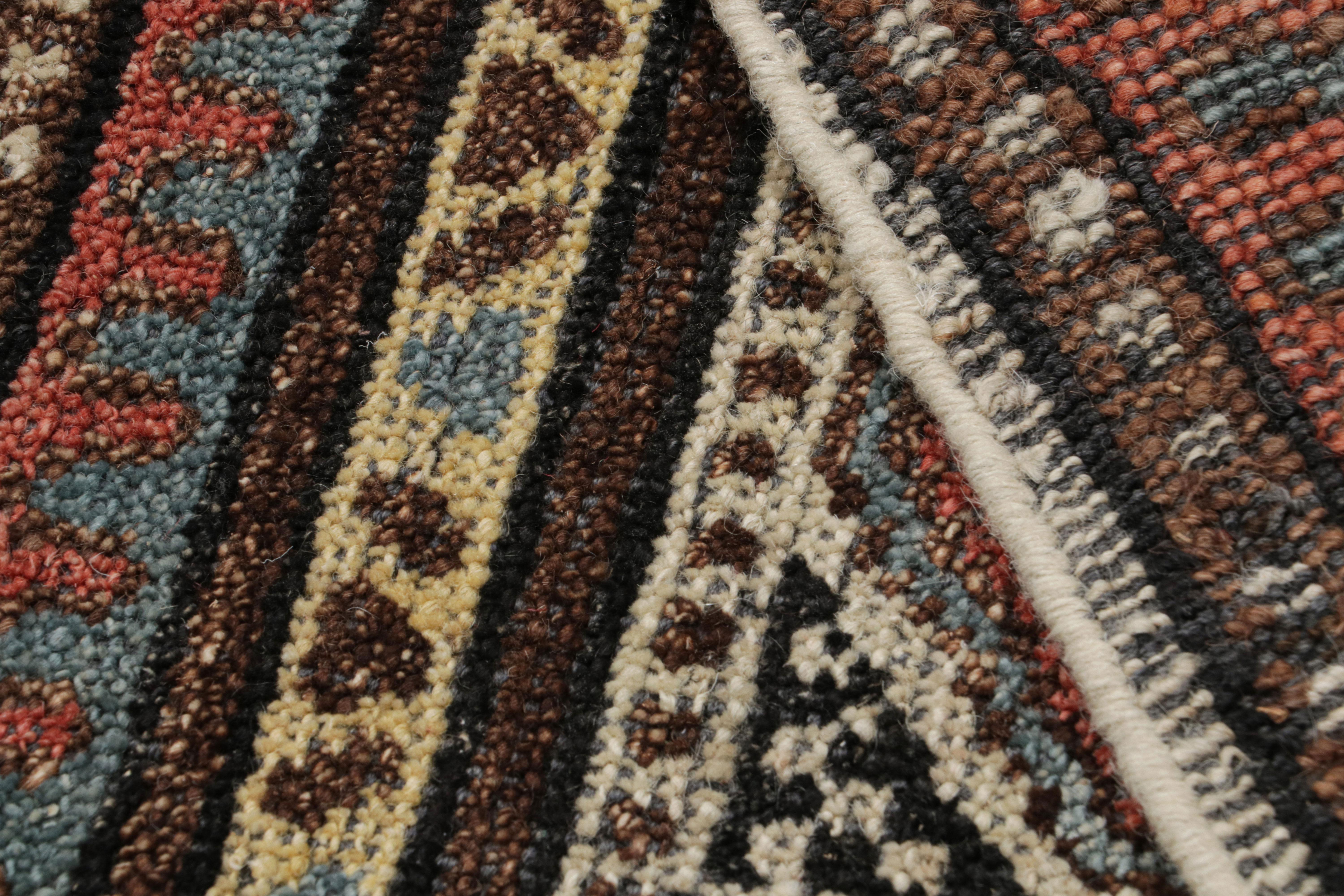 Alfombra cuadrada tribal de Rug & Kilim con motivo geométrico primitivista y medallón en Nuevo estado para la venta en Long Island City, NY