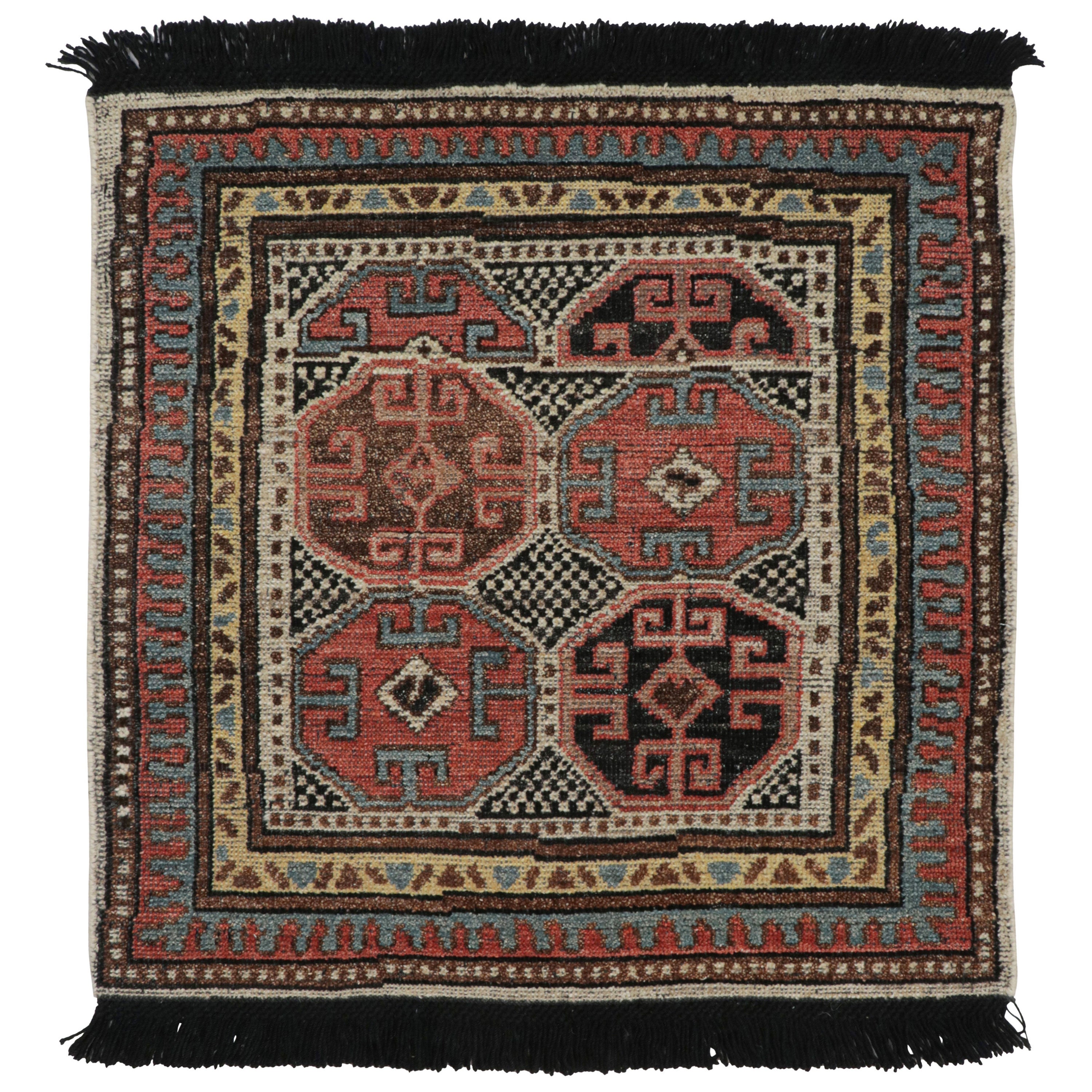 Rug & Kilim's Tribal Square Rug with Primitivist Geometric Pattern and Medallion (Tapis carré tribal avec motif géométrique et médaillon primitiviste)