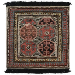 Rug & Kilim's Tribal Square Rug with Primitivist Geometric Pattern and Medallion (Tapis carré tribal avec motif géométrique et médaillon primitiviste)