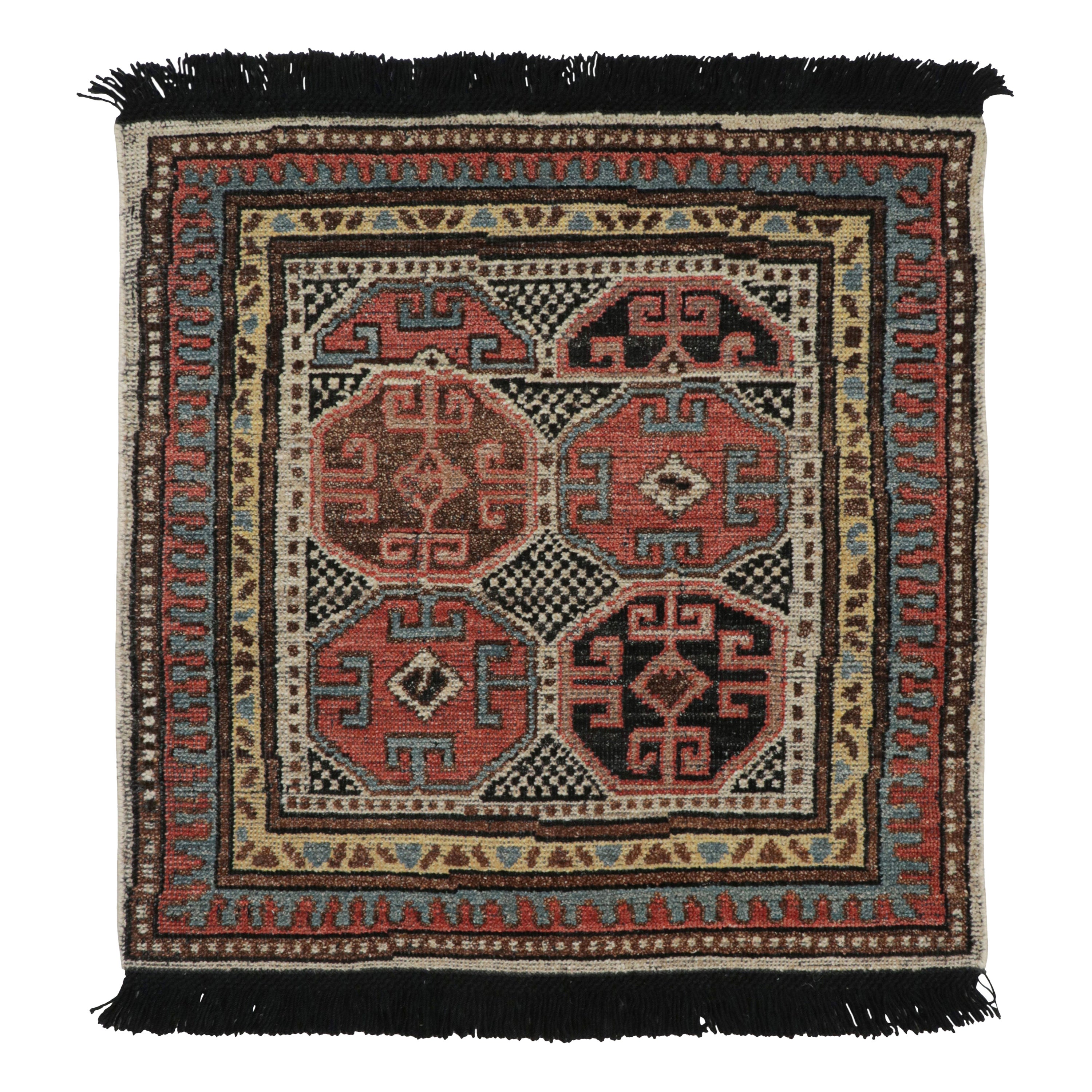 Rug
Kilim
s quadratischer Stammes-Teppich mit primitivem geometrischem Muster und Medaillon