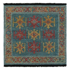 Rug & Kilim: tappeto personalizzato in stile tribale con motivi geometrici blu, rossi e dorati