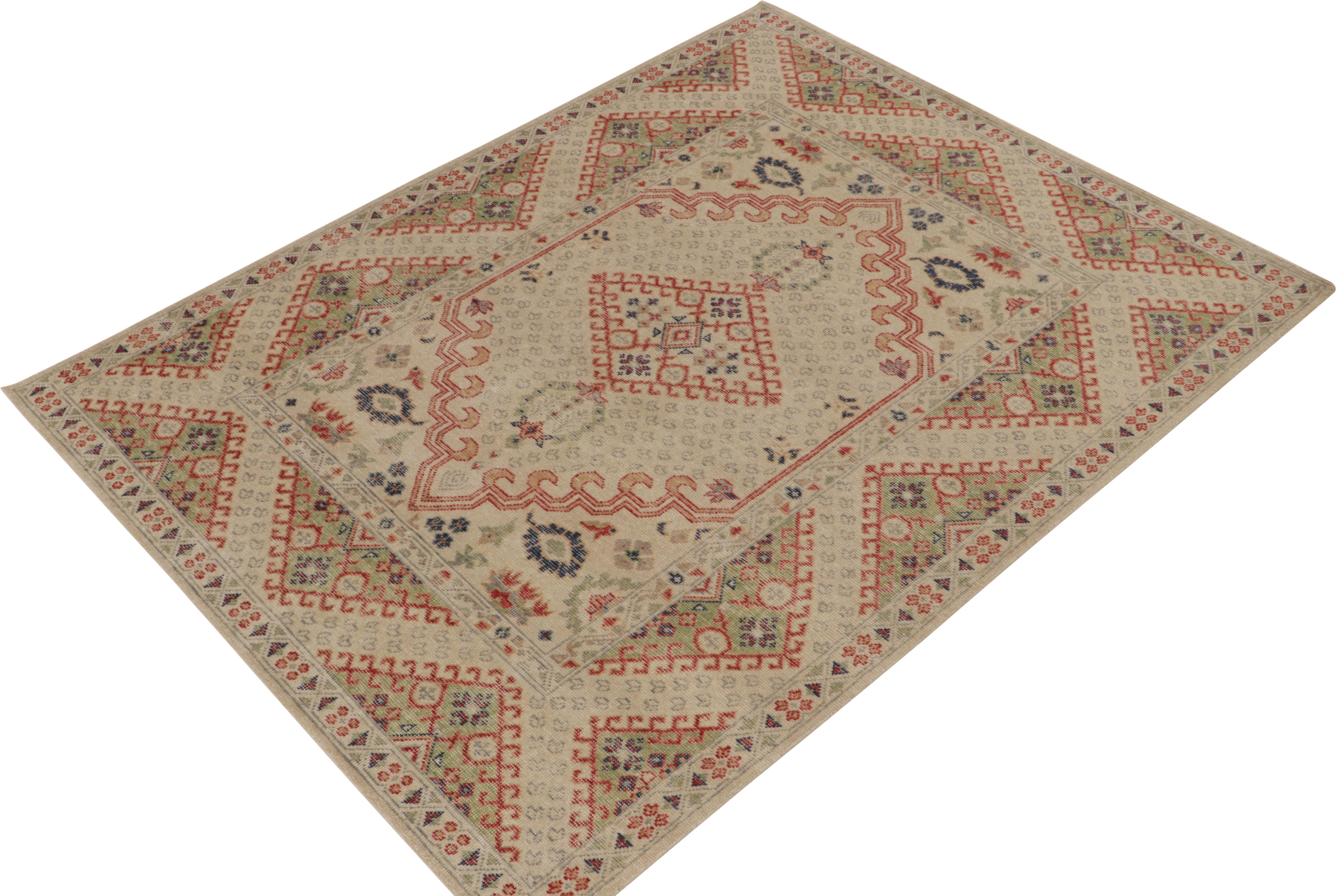 Indien Rug & Kilim's Tribal Style Distressed Rug in Green and Red Geometric Pattern (Tapis vieillis de style tribal à motifs géométriques verts et rouges) en vente