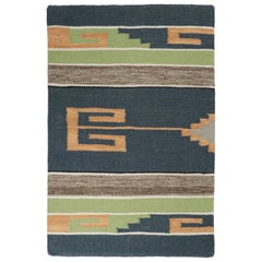 Kilim de estilo tribal de Rug 
Kilim con motivos azules, dorados y verdes