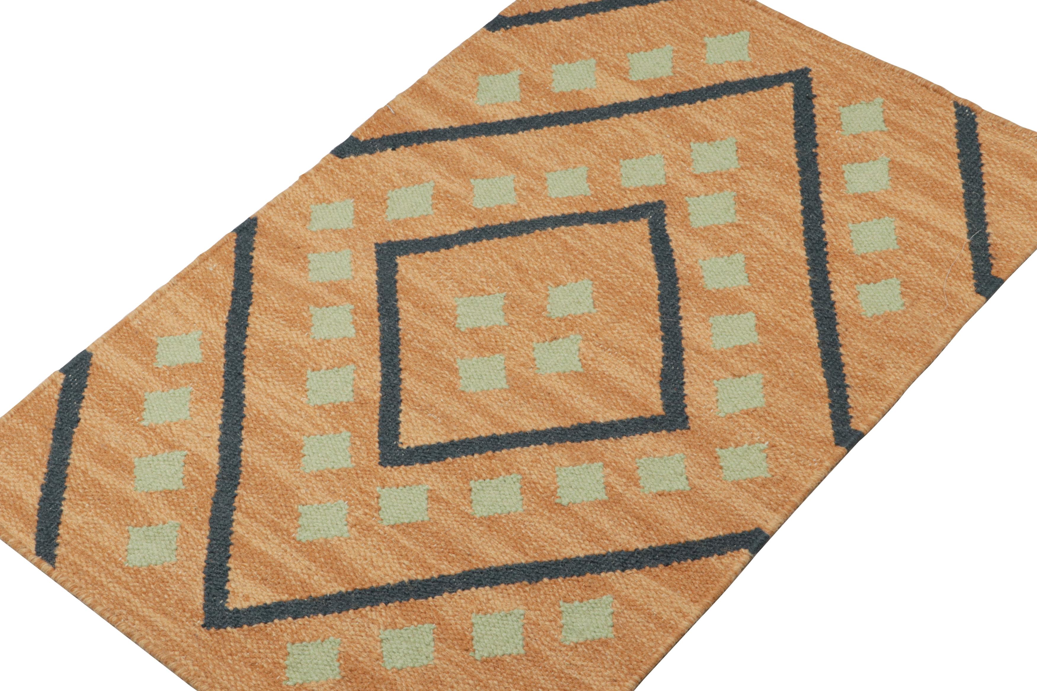 Inspiriert von Stammeskelims ist dieses 2x3 Stück eine wunderschöne neue Ergänzung der Flachgewebekollektion von Rug & Kilim.  

Über das Design: 

Dieser moderne Kelim aus handgewebter Wolle trägt schwarze und grüne geometrische Muster auf Gold.