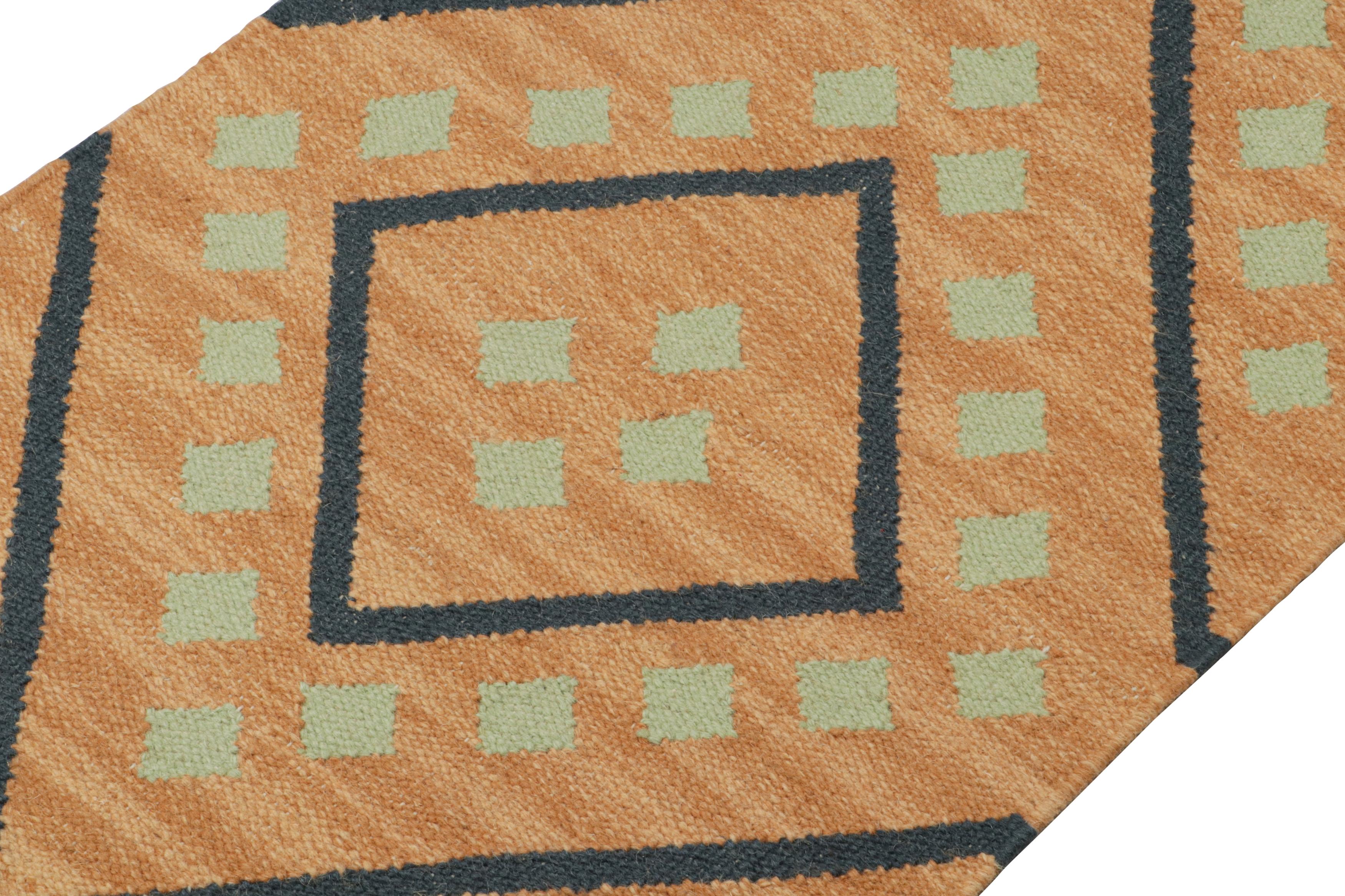 Indien Rug & Kilim's Kilim de style tribal en or avec des motifs noirs et verts en vente