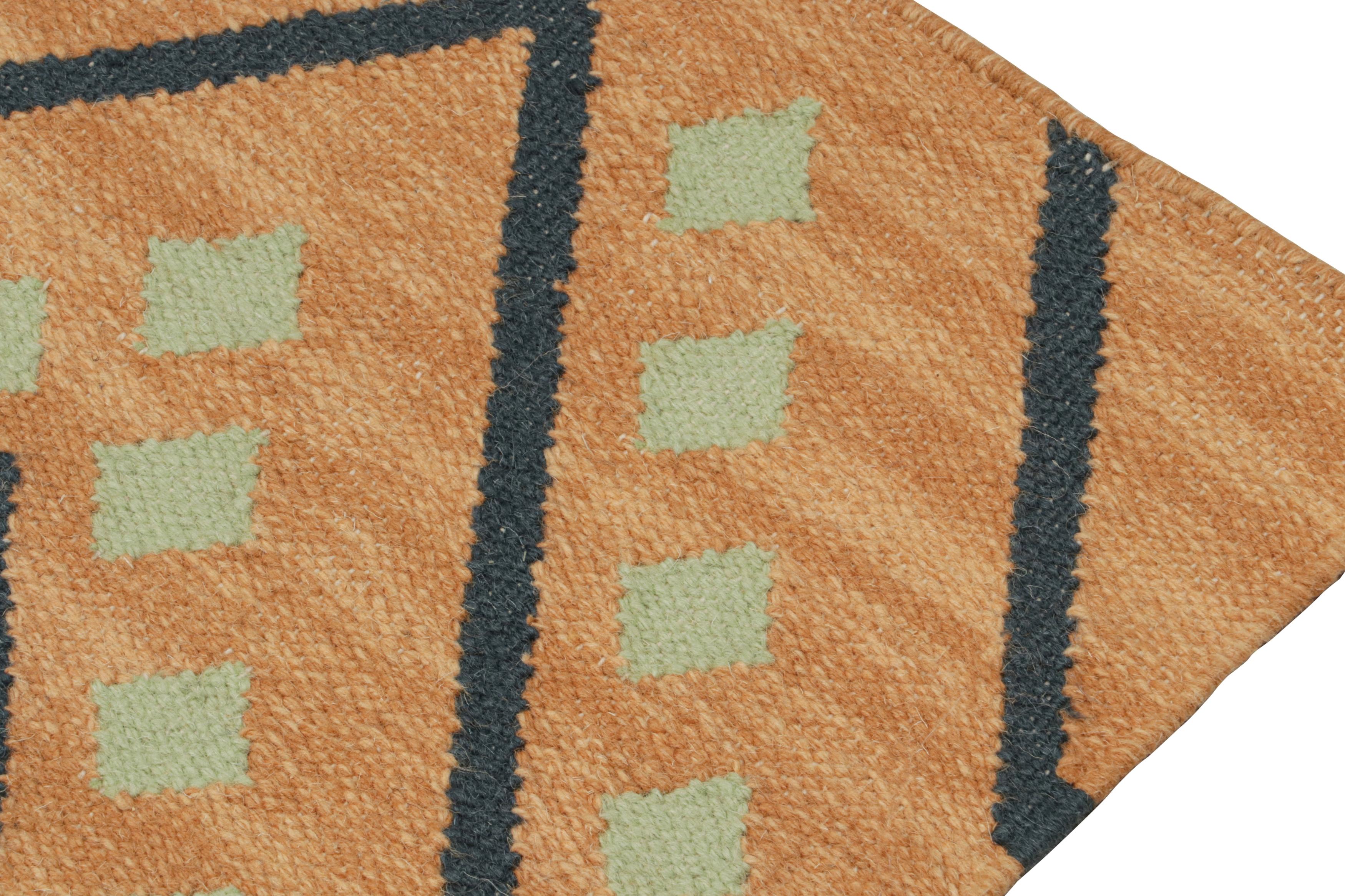 Tissé à la main Rug & Kilim's Kilim de style tribal en or avec des motifs noirs et verts en vente
