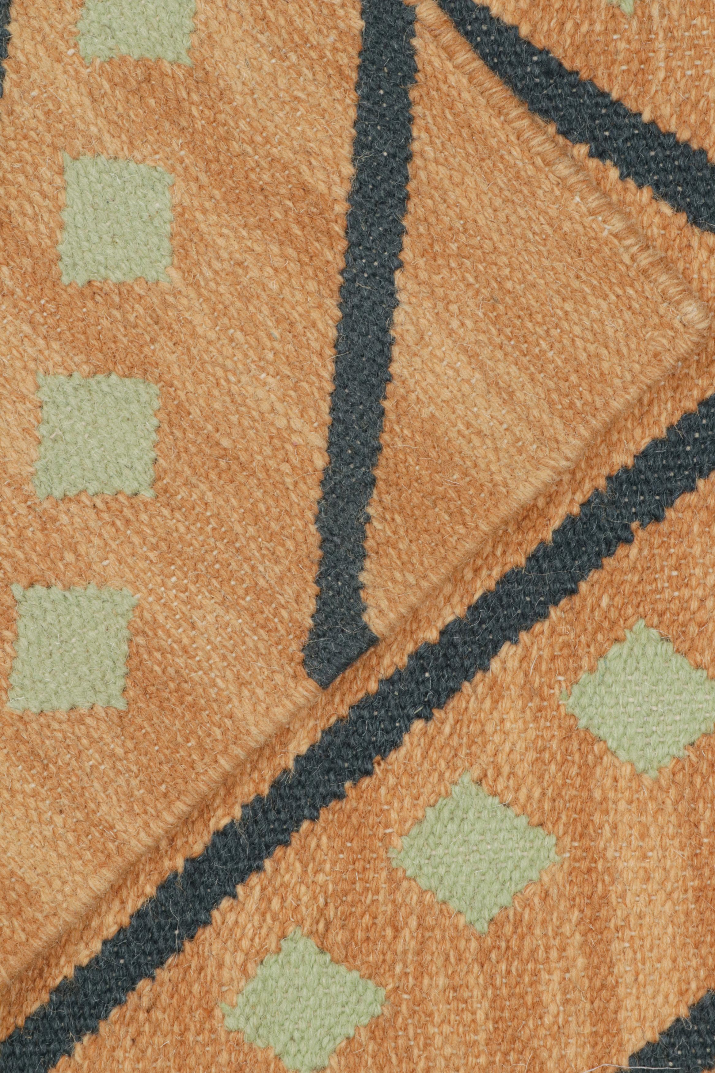 XXIe siècle et contemporain Rug & Kilim's Kilim de style tribal en or avec des motifs noirs et verts en vente