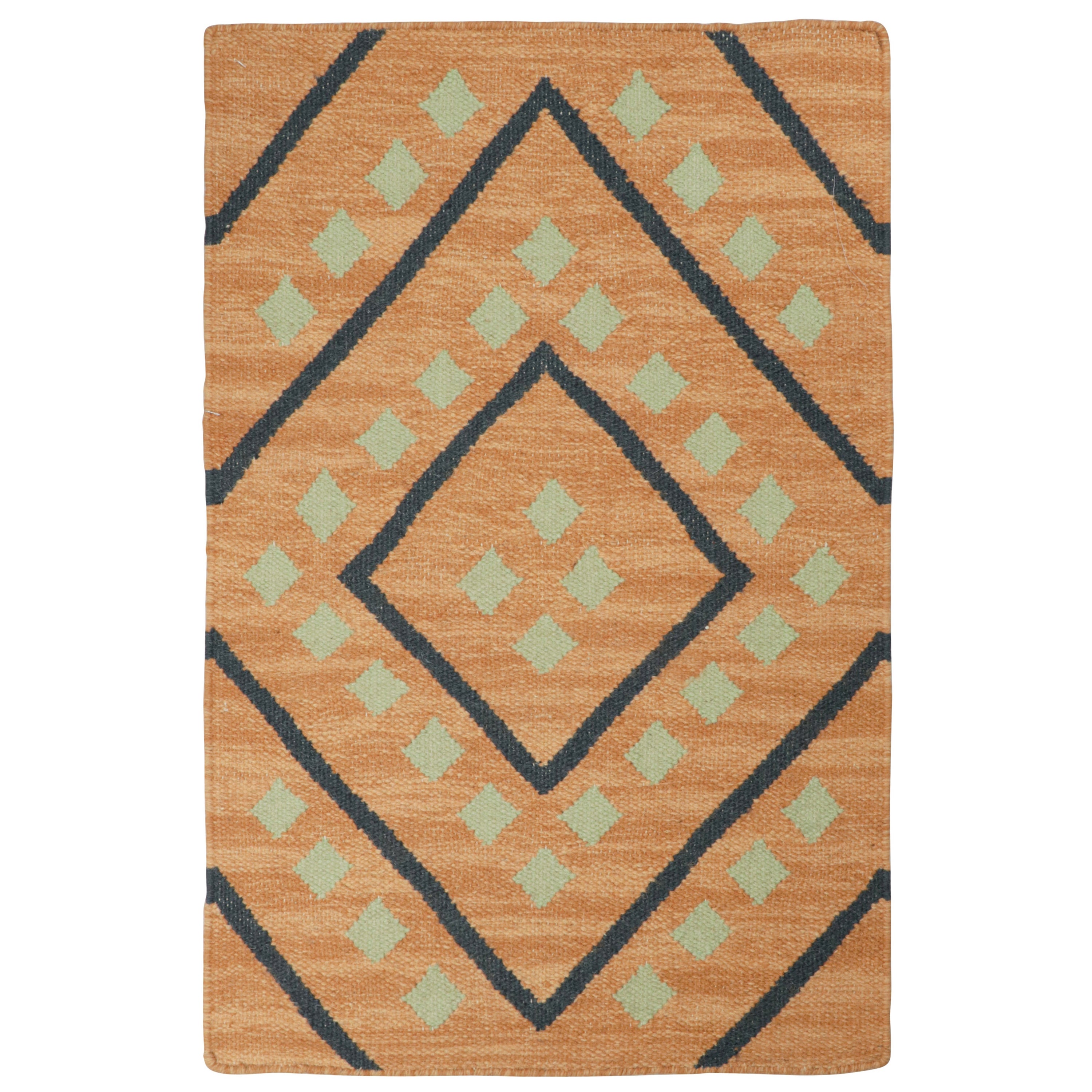 Rug & Kilim's Kilim de style tribal en or avec des motifs noirs et verts en vente