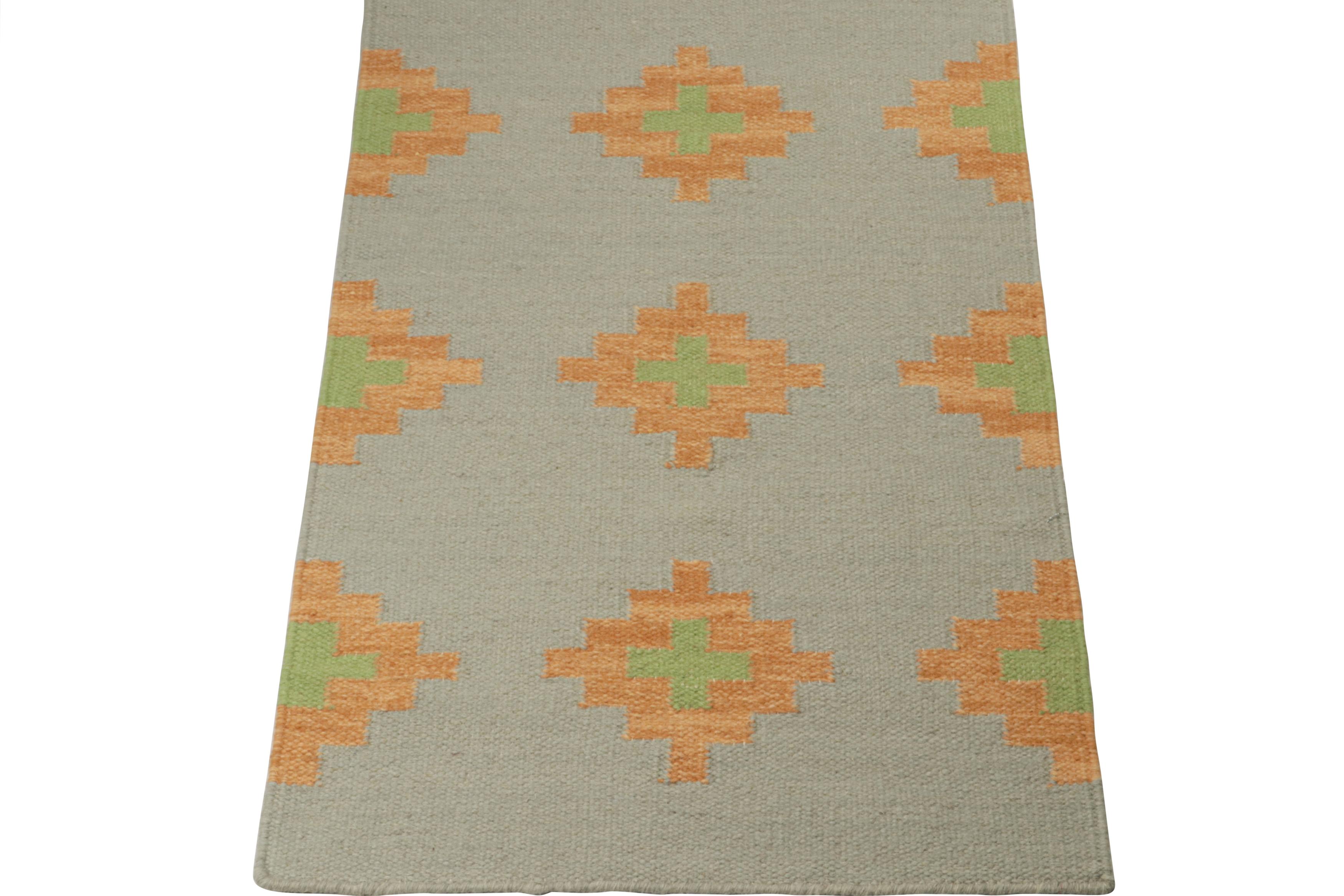 Kilim de estilo tribal de Rug & Kilim en gris con motivos dorados y verdes Moderno en venta