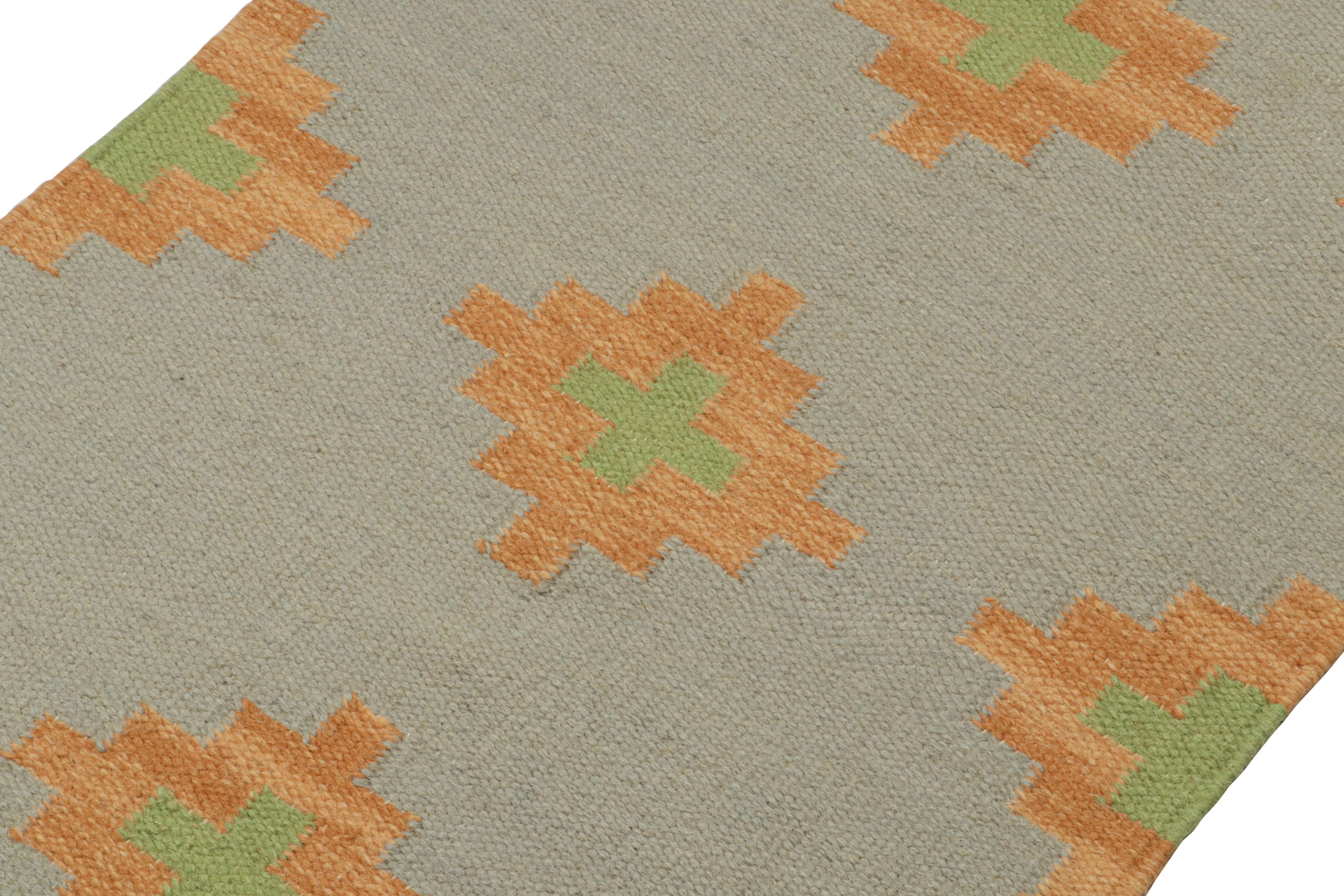 Indiano Rug & Kilim: Kilim in stile tribale in grigio con motivi in oro & verde in vendita