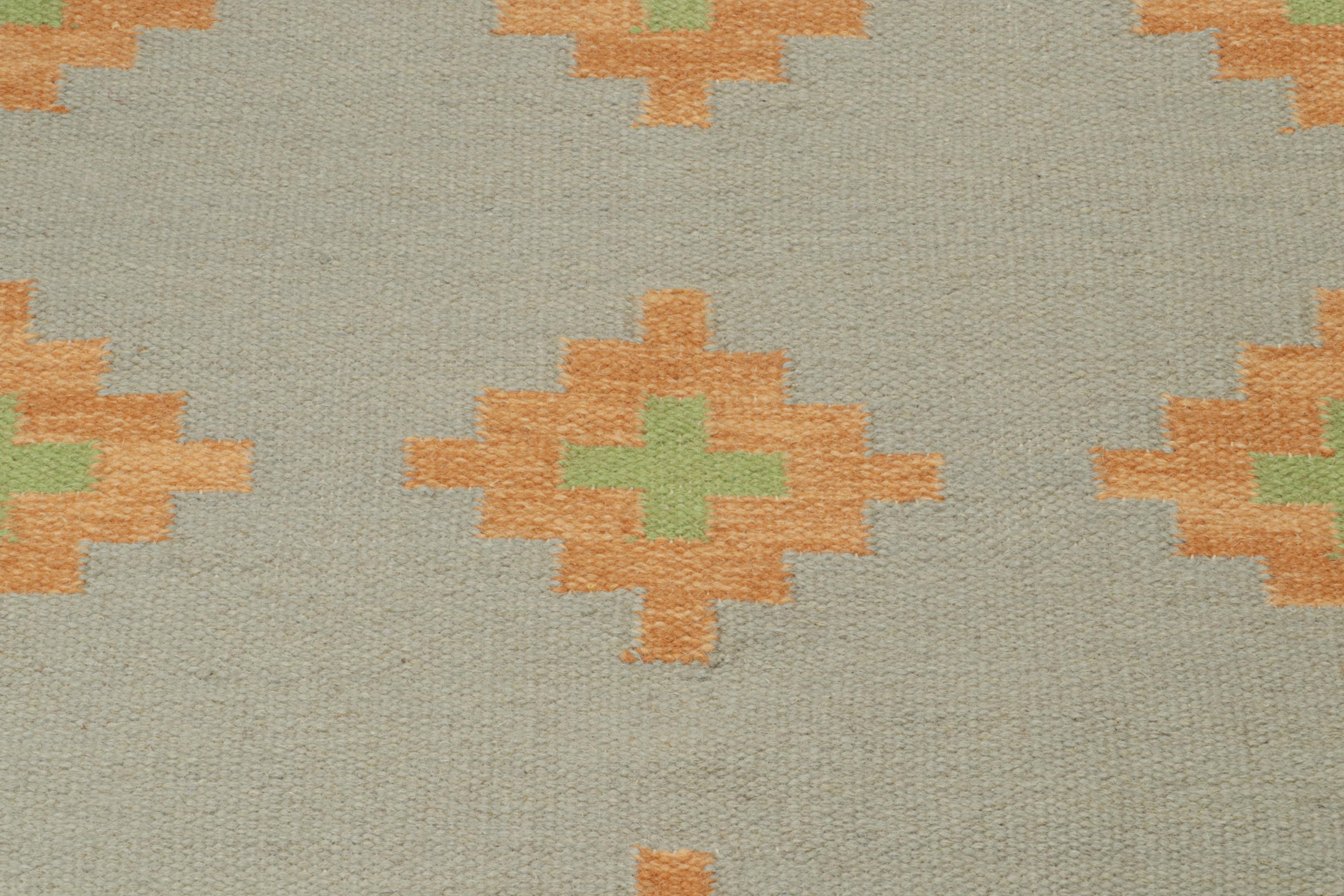 Tessuto a mano Rug & Kilim: Kilim in stile tribale in grigio con motivi in oro & verde in vendita