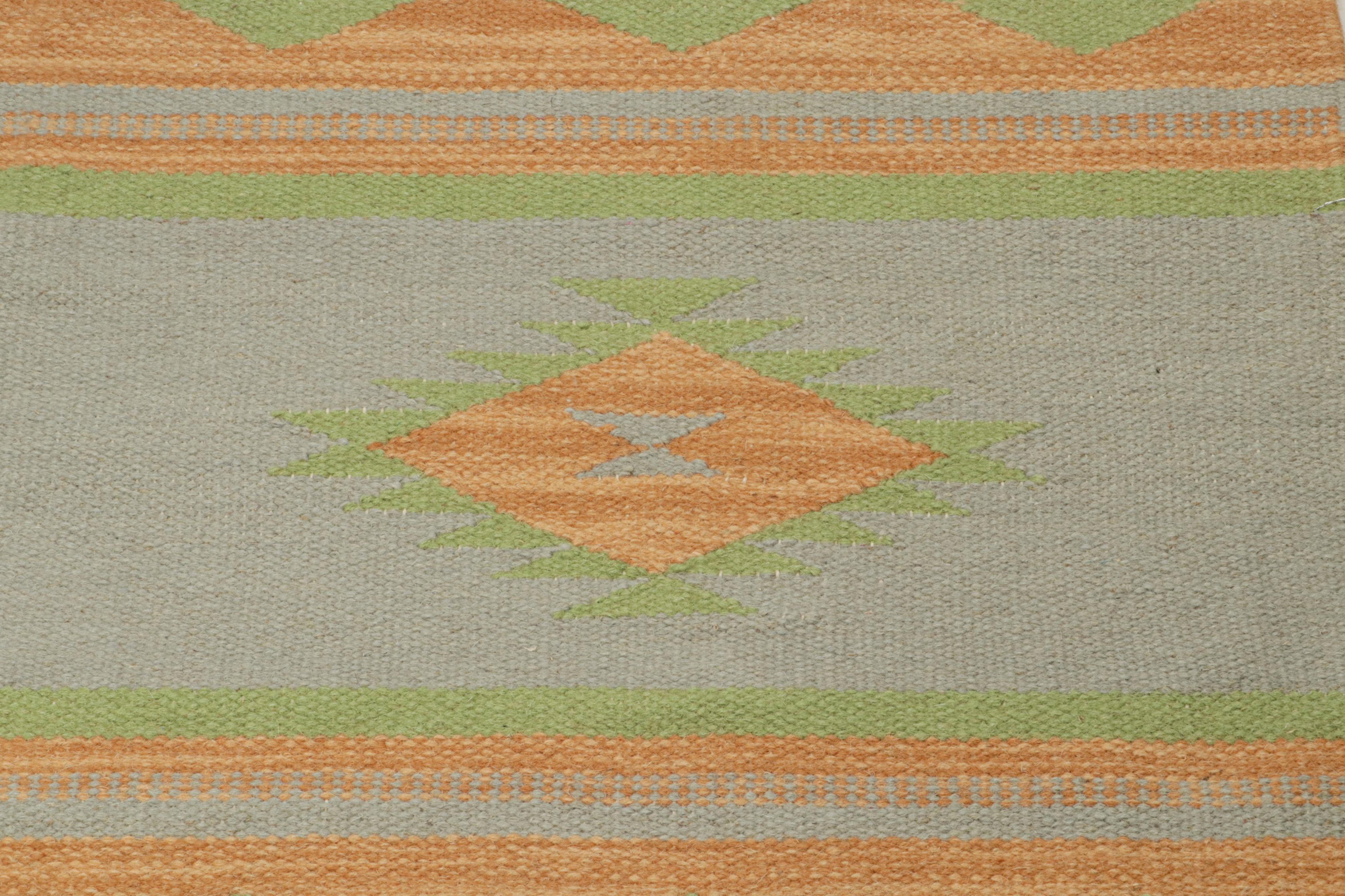 Rug & Kilim's Stammesstil-Kilim in Grau mit Gold- und Grünmustern im Zustand „Neu“ im Angebot in Long Island City, NY