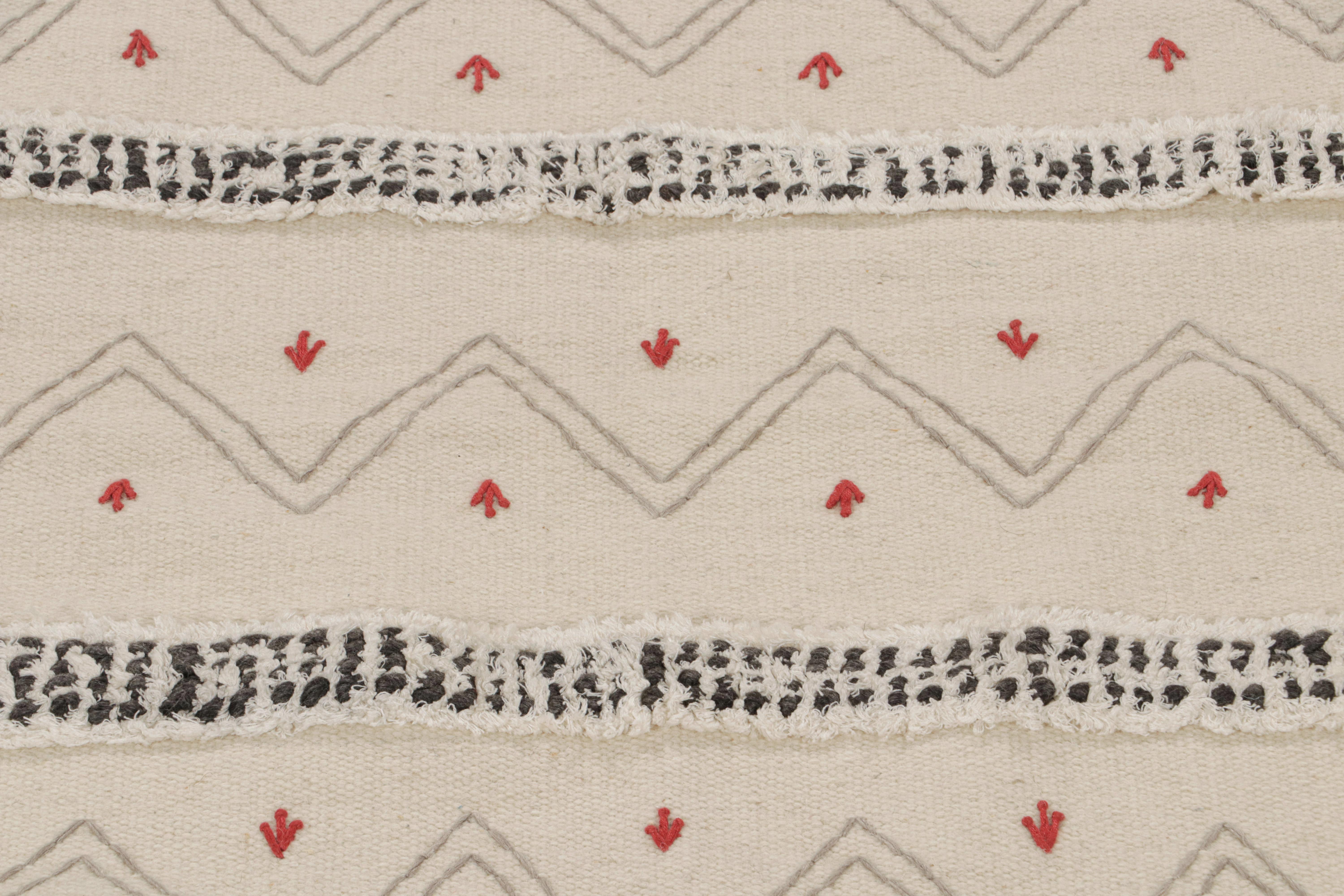 Indien Tapis & Kilim's Tribal-Style Kilim in Off white, Gray and Red Geometric Patterns (motifs géométriques blanc cassé, gris et rouge) en vente