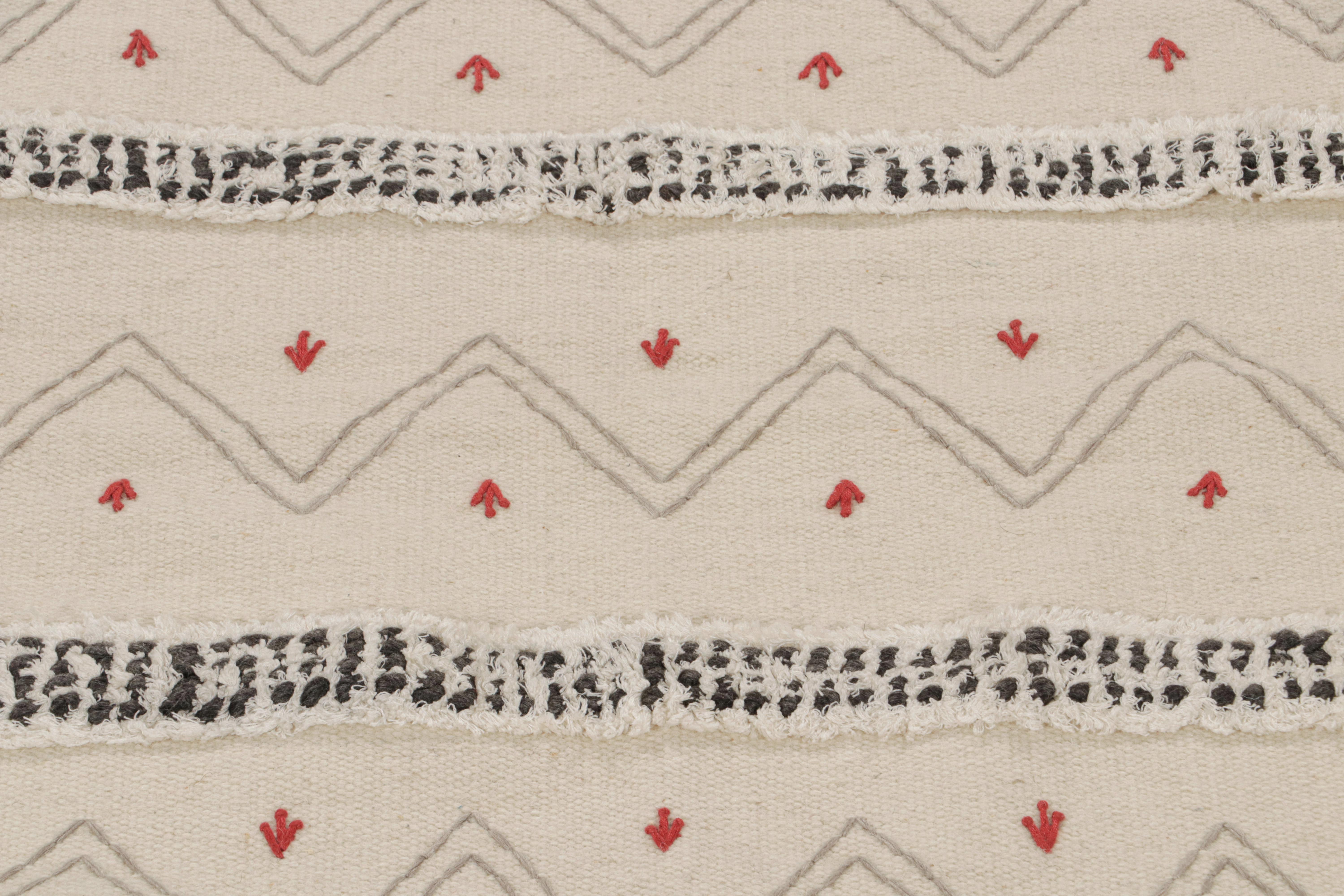 Indien Rug & Kilim's Tribal-Style Kilim in off White, Gray and Red Geometric Patterns (tapis de style tribal aux motifs géométriques blanc, gris et rouge) en vente