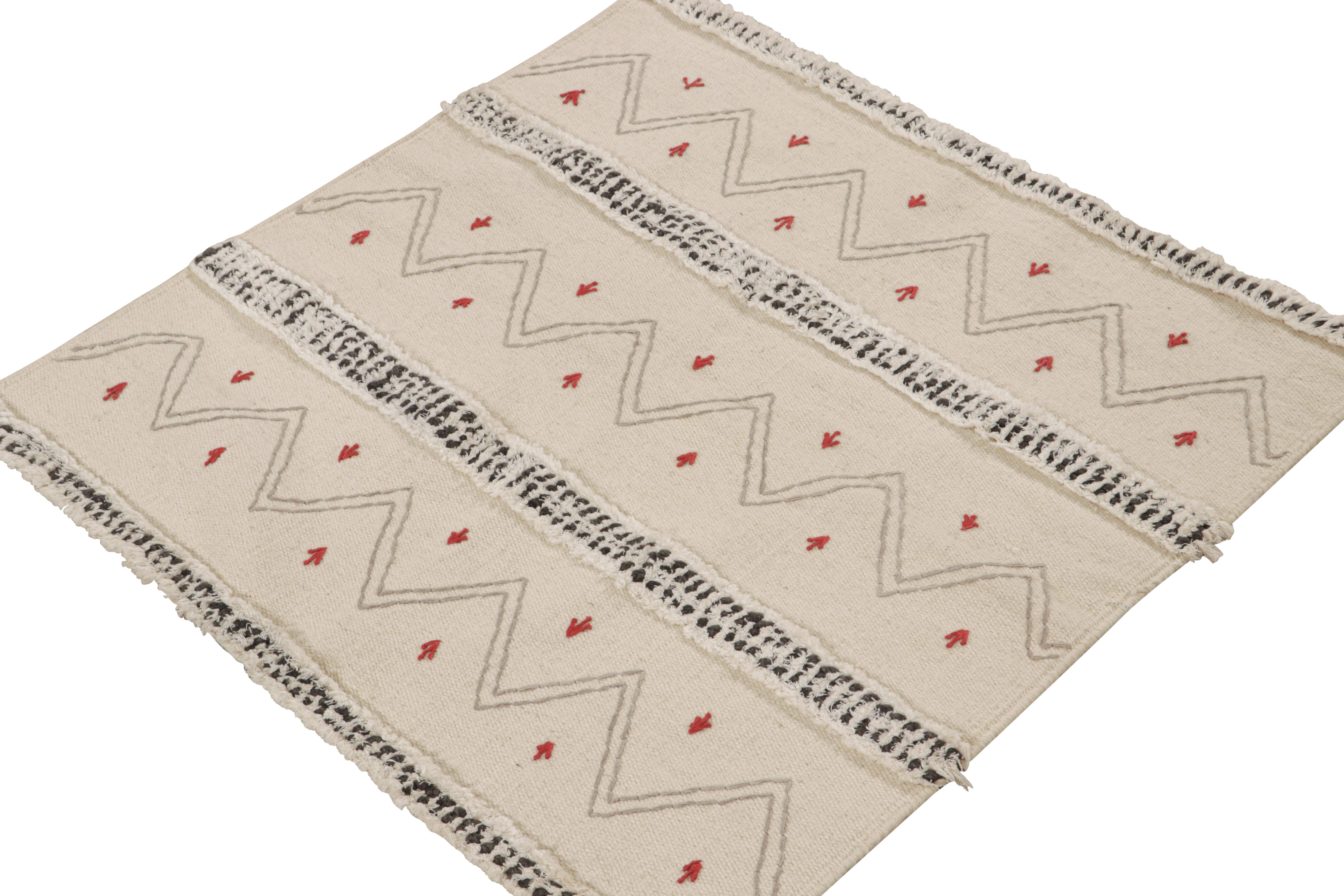 Noué à la main Tapis & Kilim's Tribal-Style Kilim in Off white, Gray and Red Geometric Patterns (motifs géométriques blanc cassé, gris et rouge) en vente