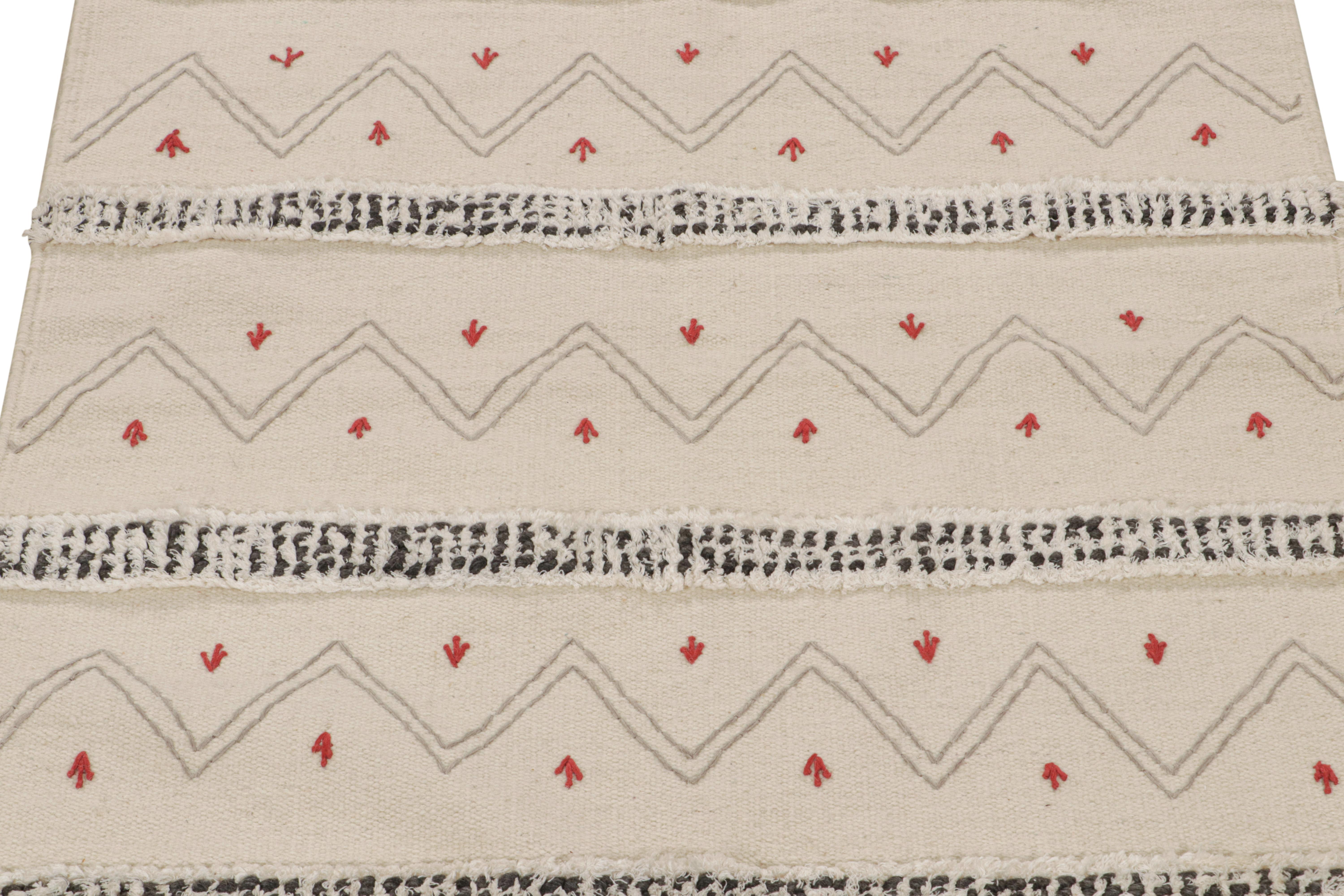 Tapis & Kilim's Tribal-Style Kilim in Off white, Gray and Red Geometric Patterns (motifs géométriques blanc cassé, gris et rouge) Neuf - En vente à Long Island City, NY