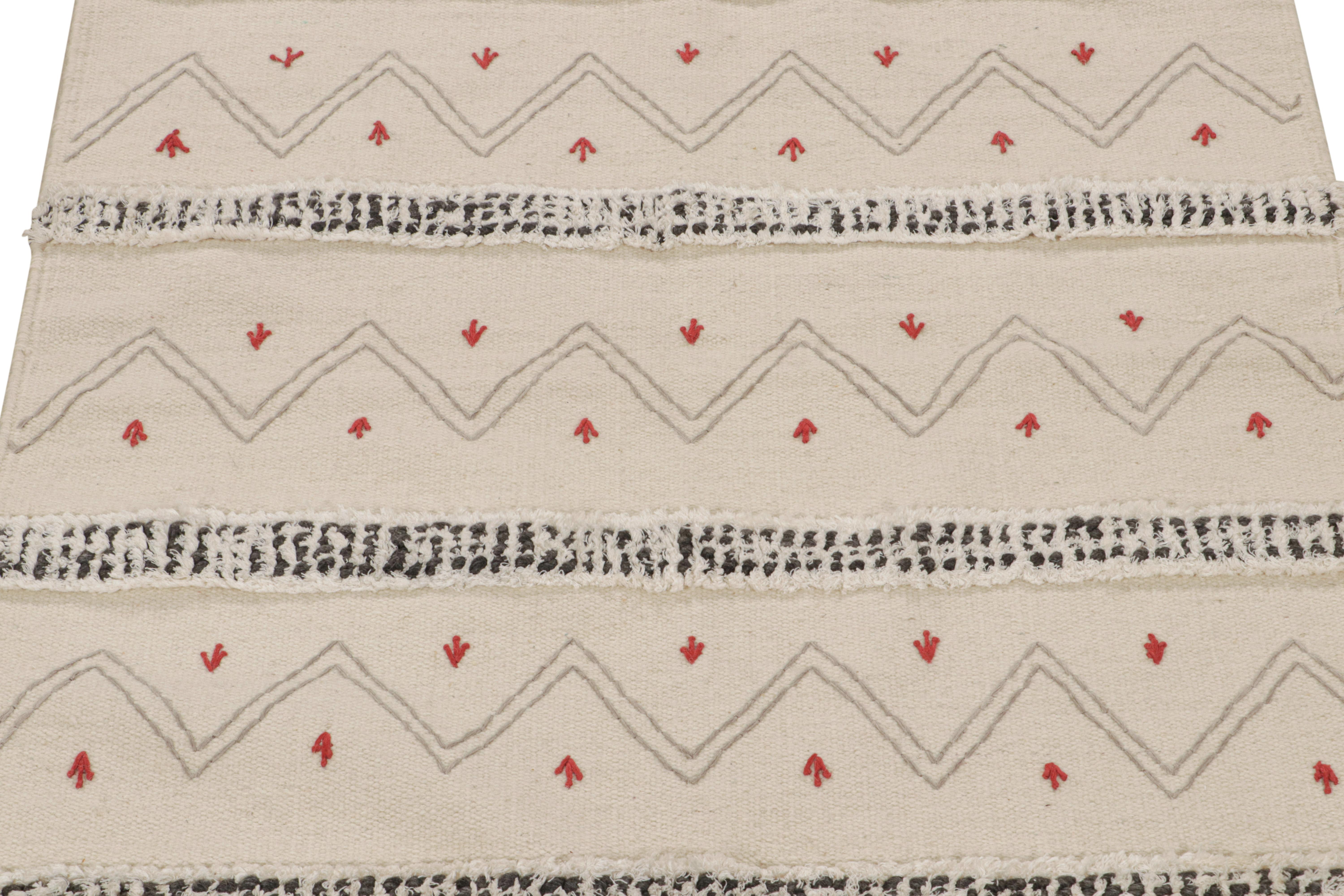 Rug & Kilim's Tribal-Style Kilim in off White, Gray and Red Geometric Patterns (tapis de style tribal aux motifs géométriques blanc, gris et rouge) Neuf - En vente à Long Island City, NY