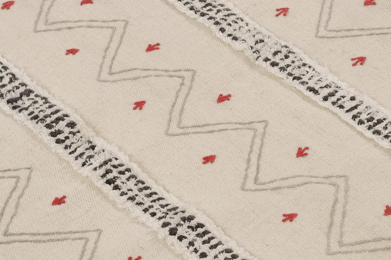 XXIe siècle et contemporain Rug & Kilim's Tribal-Style Kilim in off White, Gray and Red Geometric Patterns (tapis de style tribal aux motifs géométriques blanc, gris et rouge) en vente