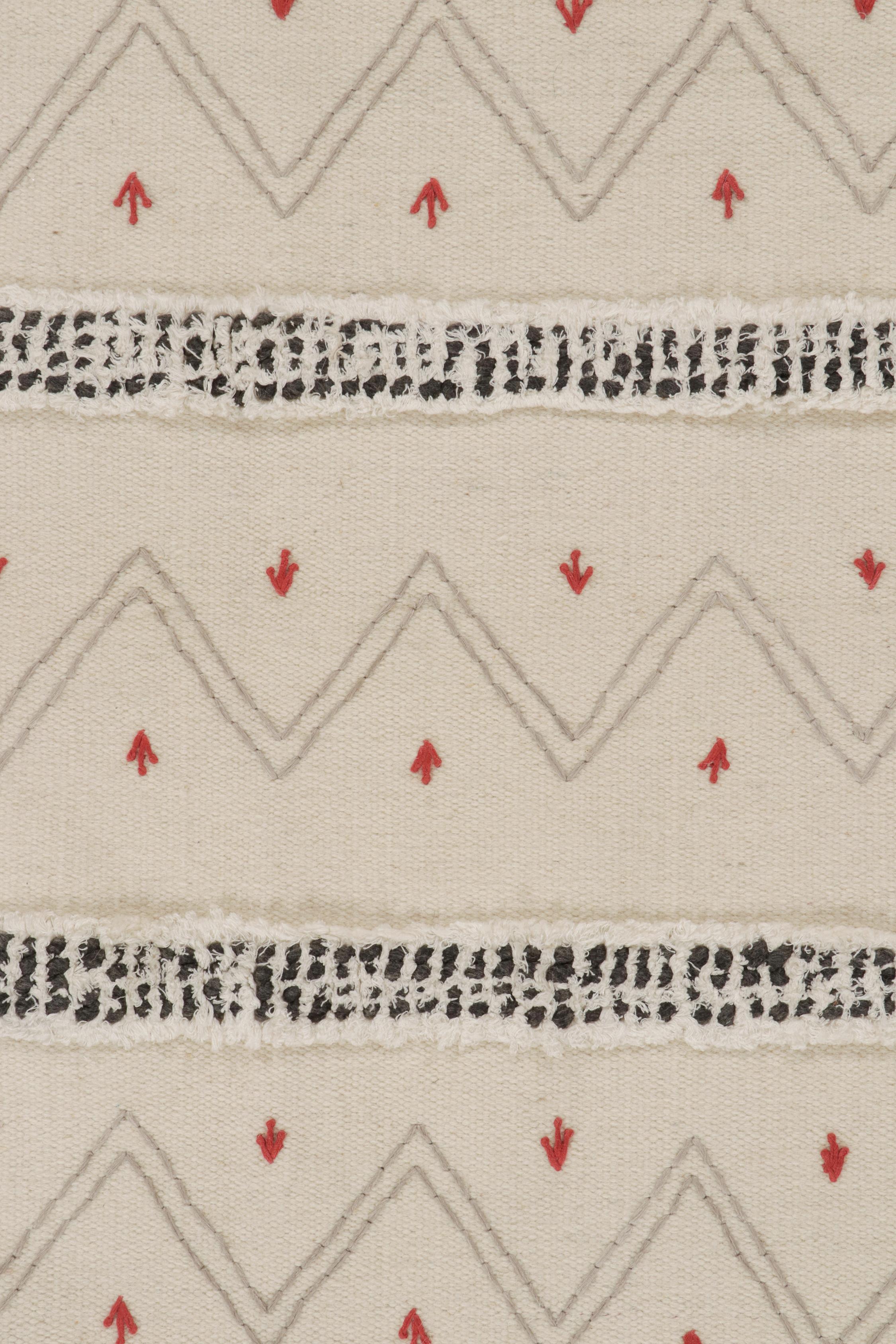 Laine Tapis & Kilim's Tribal-Style Kilim in Off white, Gray and Red Geometric Patterns (motifs géométriques blanc cassé, gris et rouge) en vente