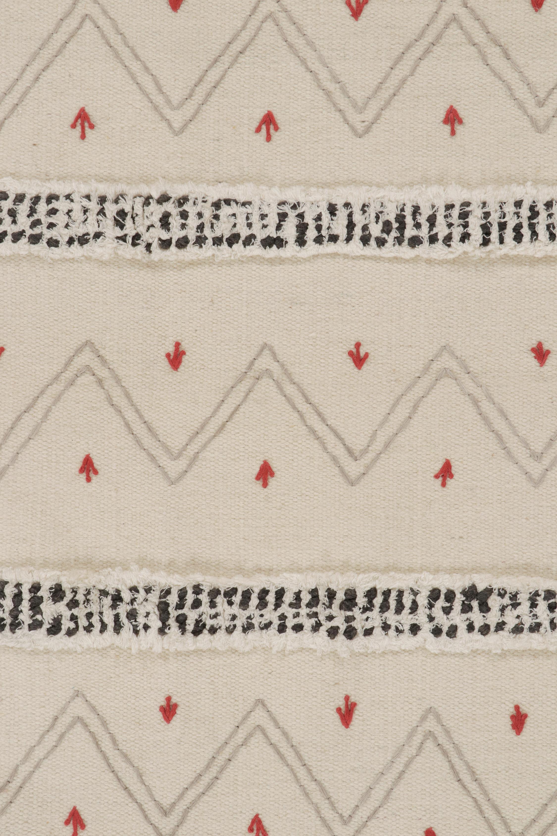 Laine Rug & Kilim's Tribal-Style Kilim in off White, Gray and Red Geometric Patterns (tapis de style tribal aux motifs géométriques blanc, gris et rouge) en vente