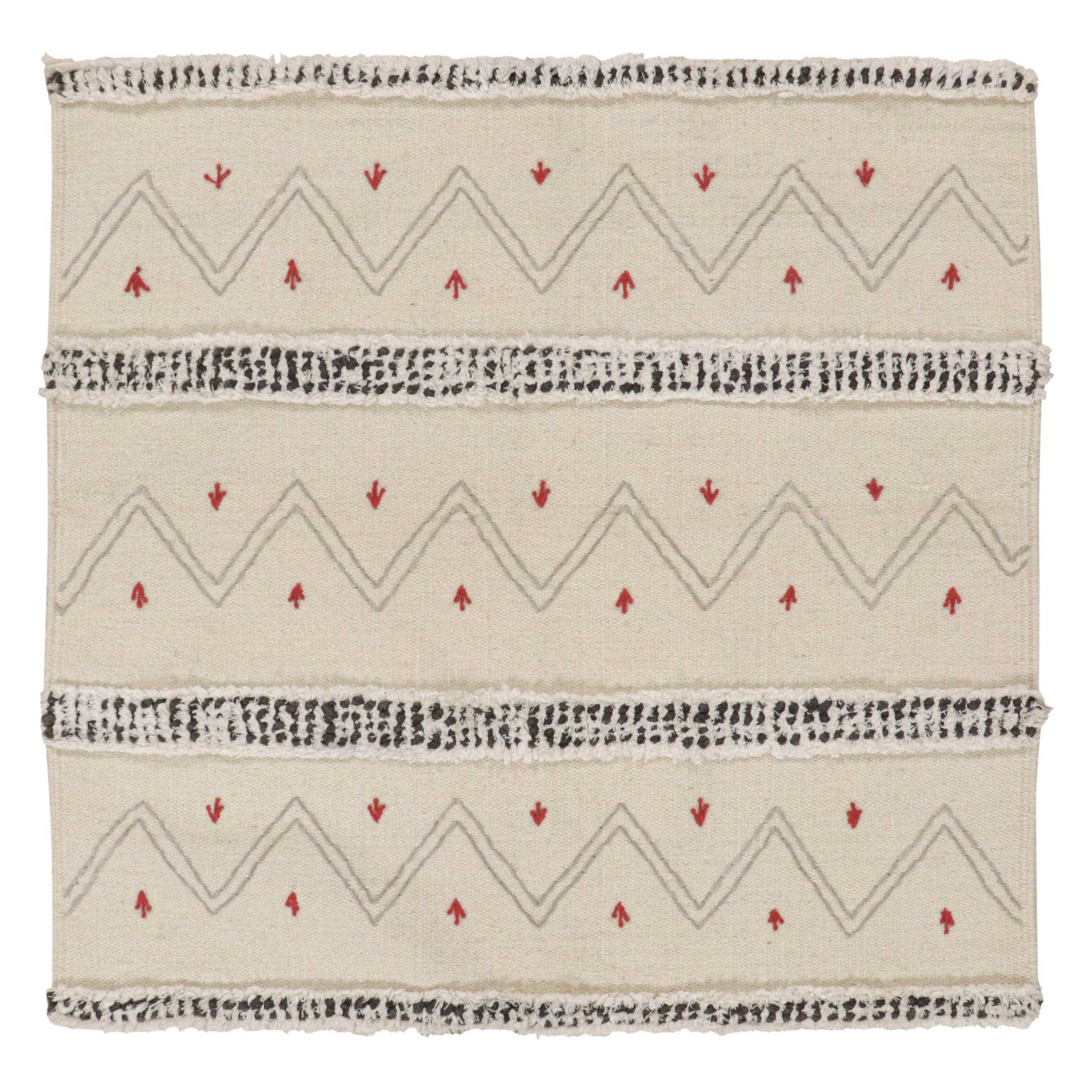 Rug 
Kilim è un kilim in stile tribale con motivi geometrici bianchi, grigi e rossi.