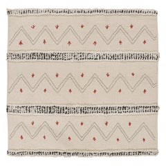 Rug 
Kilim è un kilim in stile tribale con motivi geometrici bianchi, grigi e rossi.