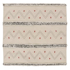 Rug & Kilim's Tribal-Style Kilim in off White, Gray and Red Geometric Patterns (tapis de style tribal aux motifs géométriques blanc, gris et rouge)