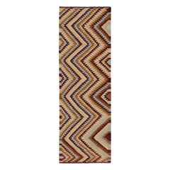 Rug
Kilim è un kilim in stile tribale con motivi geometrici rossi, blu e beige-marrone.