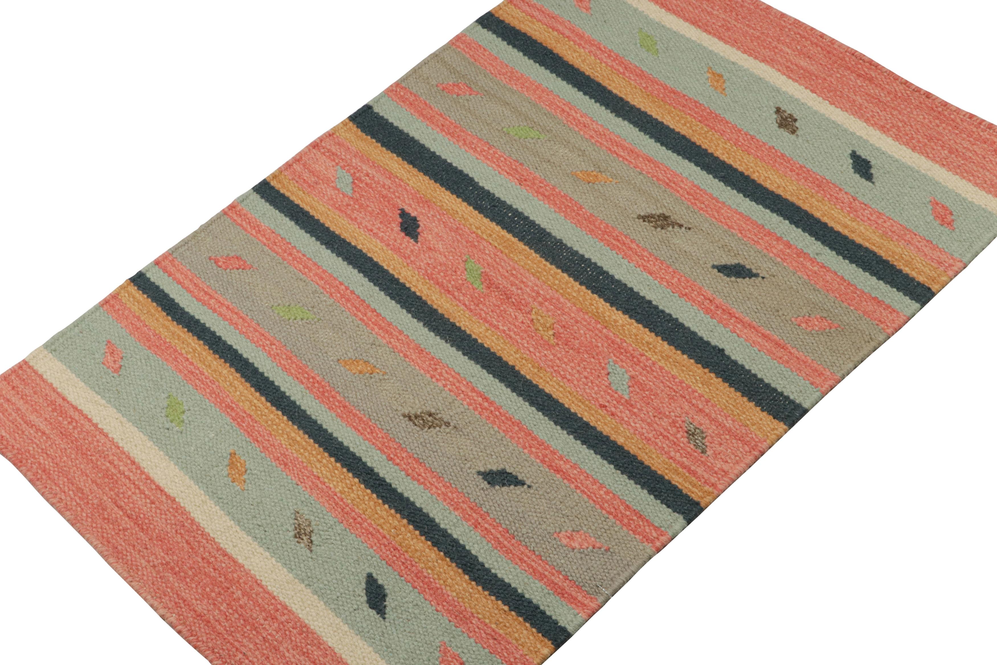 Inspiriert von Stammeskelims, ist dieses 2x3 Stück eine lebendige Ergänzung der Flachgewebekollektion von Rug & Kilim.  

Über das Design: 

Dieser zeitgenössische Kelim aus handgewebter Wolle ist mit breiten Streifen und klaren Mustern in