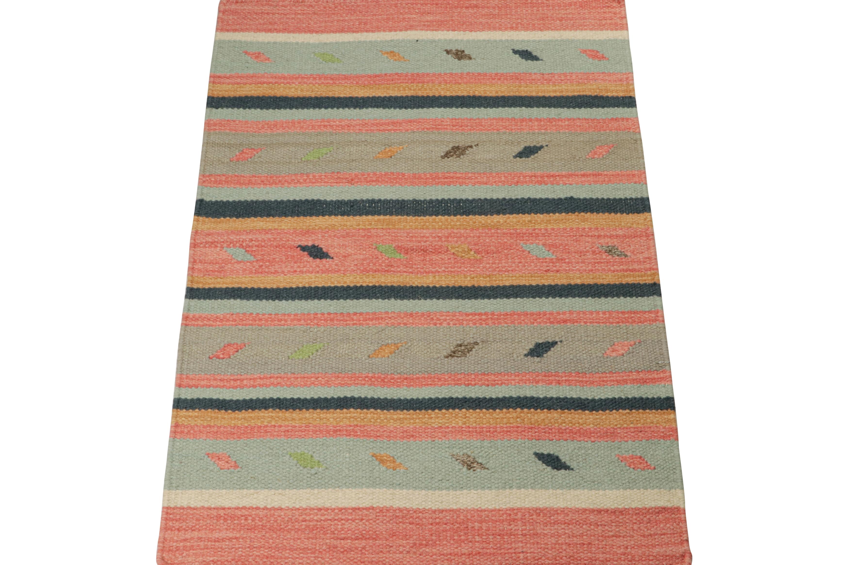 Moderne Tapis Kilim de style tribal de Rug & Kilim à motifs multicolores en vente