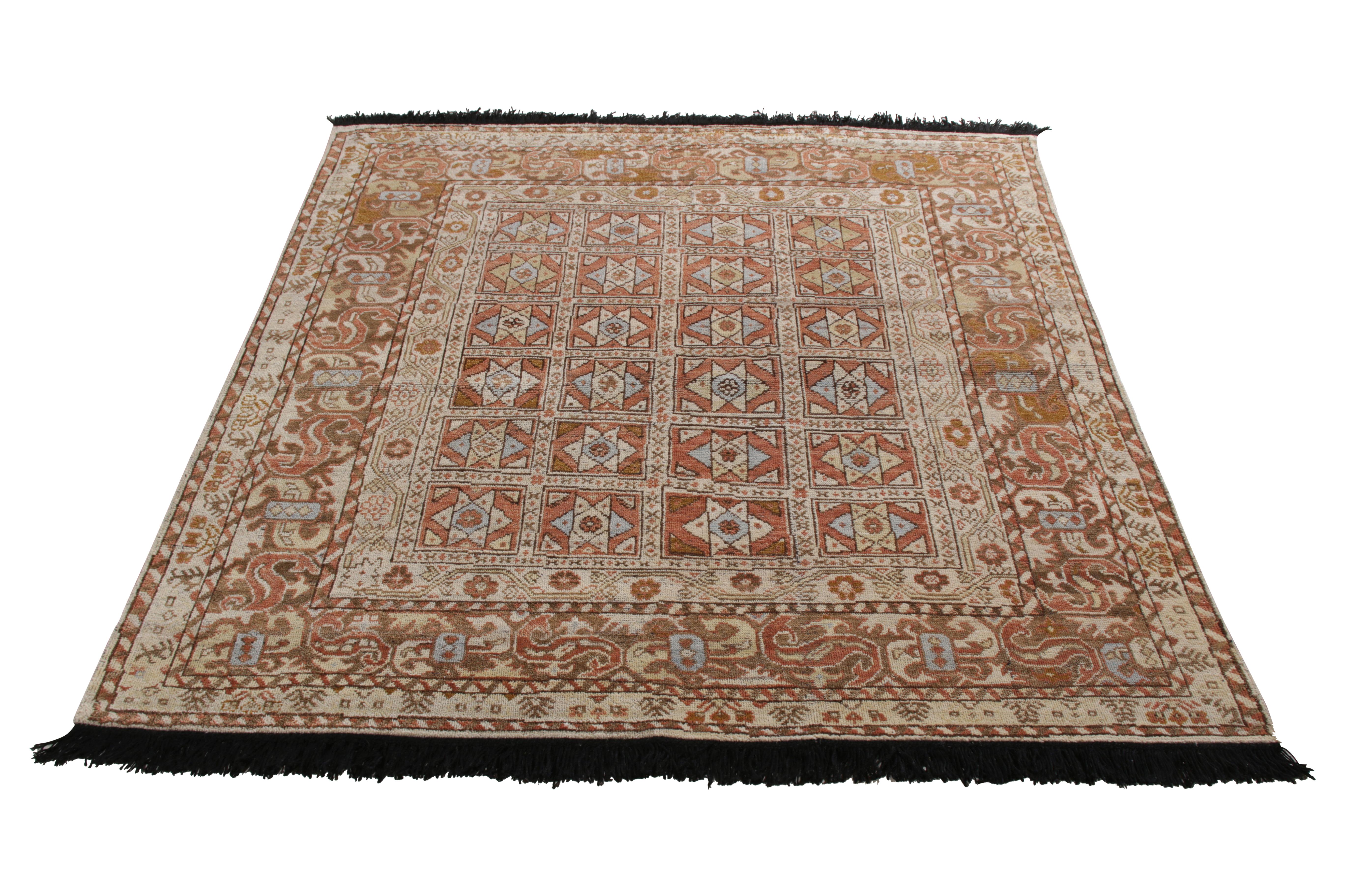Une ode 6x6 aux célèbres styles de tapis tribaux, de la collection Burano de Rug & Kilim. 
Noué à la main dans une laine douce de Ghazni, il est de couleur beige-brun avec des accents roses-rouges dans un motif géométrique. Un léger accent bleu