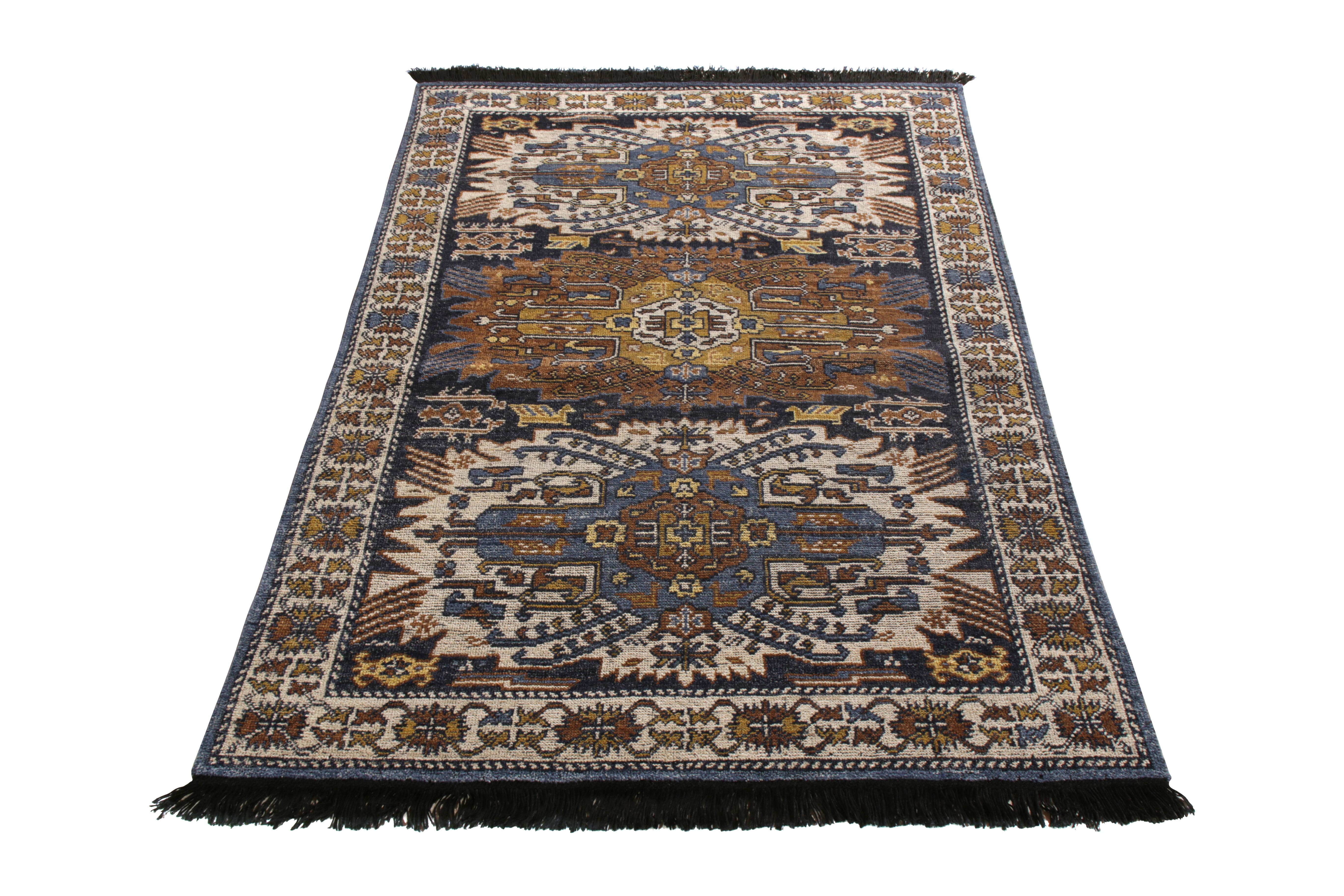 Una oda de 4x6 a los célebres estilos de alfombras tribales, de la colección Burano de Rug & Kilim. Anudada a mano en lana de Ghazni, de gran suavidad, con un juego de marrones beige y azules en un profundo y gráfico dibujo geométrico. Un guiño de
