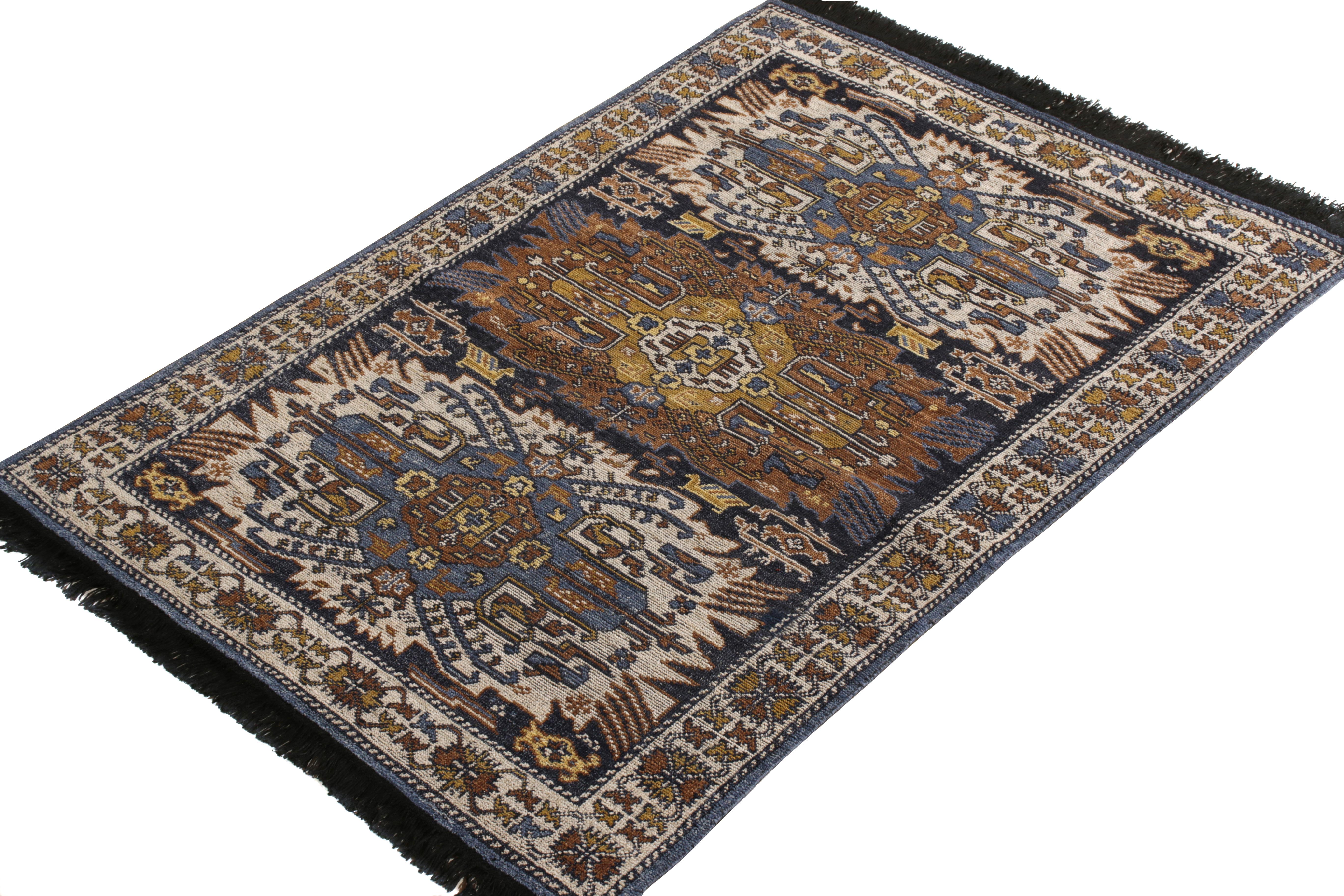 Alfombra de estilo tribal Rug & Kilim de color beige-marrón y estampado geométrico azul Tribal en venta