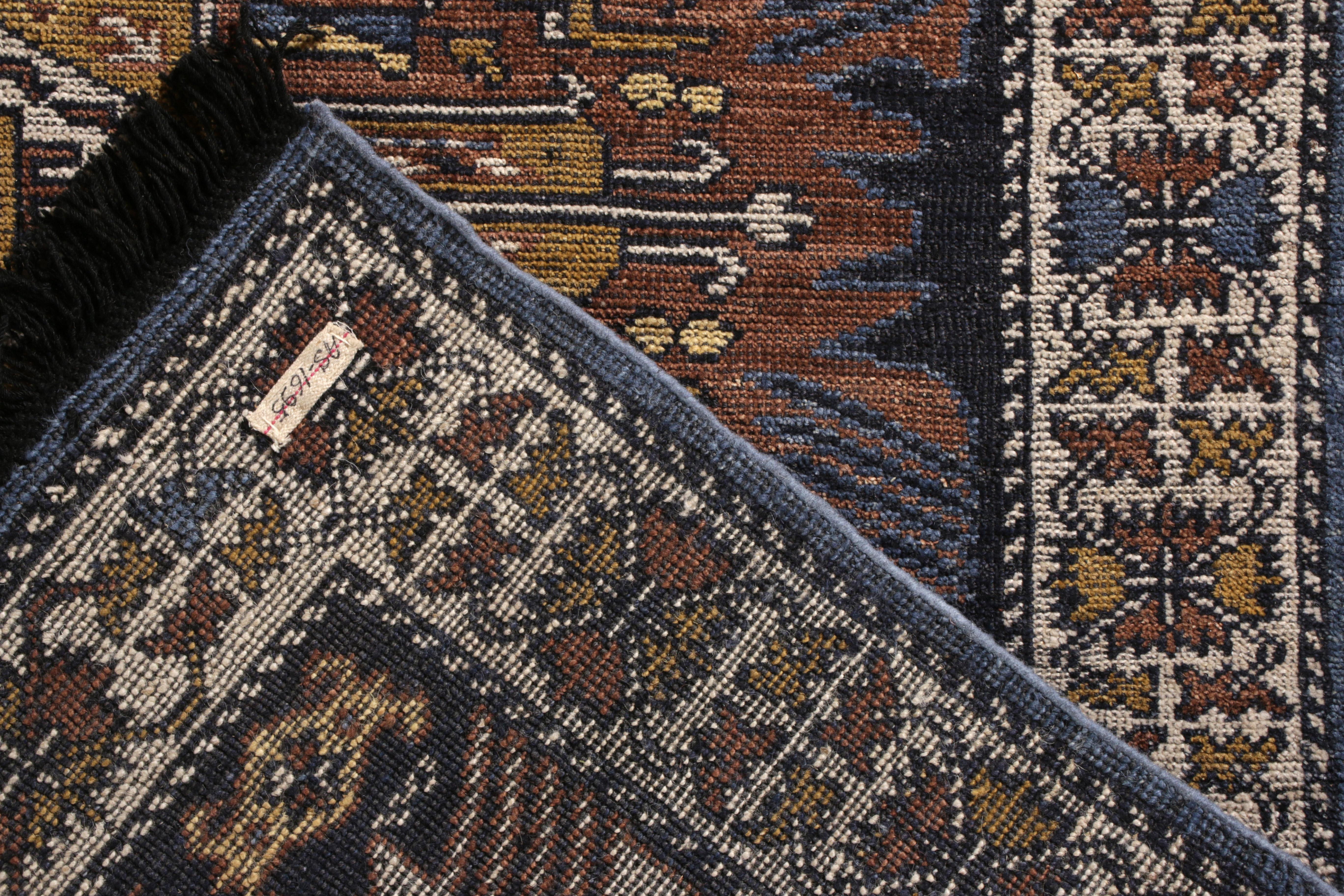 Alfombra de estilo tribal Rug & Kilim de color beige-marrón y estampado geométrico azul Anudado a mano en venta