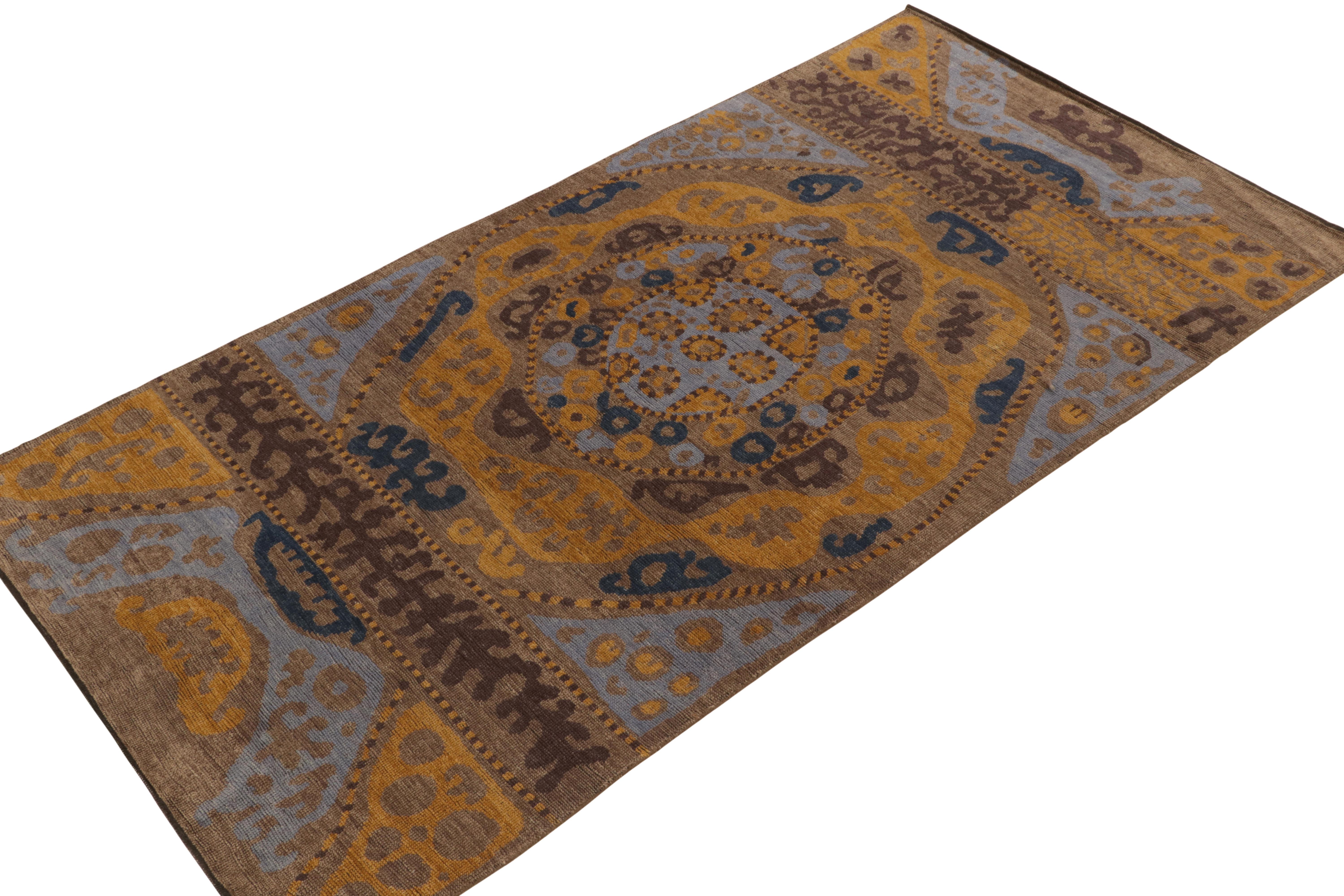Noué à la main dans la laine persane la plus douce, ce tapis 5x10 de notre collection Burano Black-Weft est particulièrement inspiré des motifs textiles tribaux. 

Sur le Design/One : Des couleurs ondulantes et curvilignes manifestent un motif