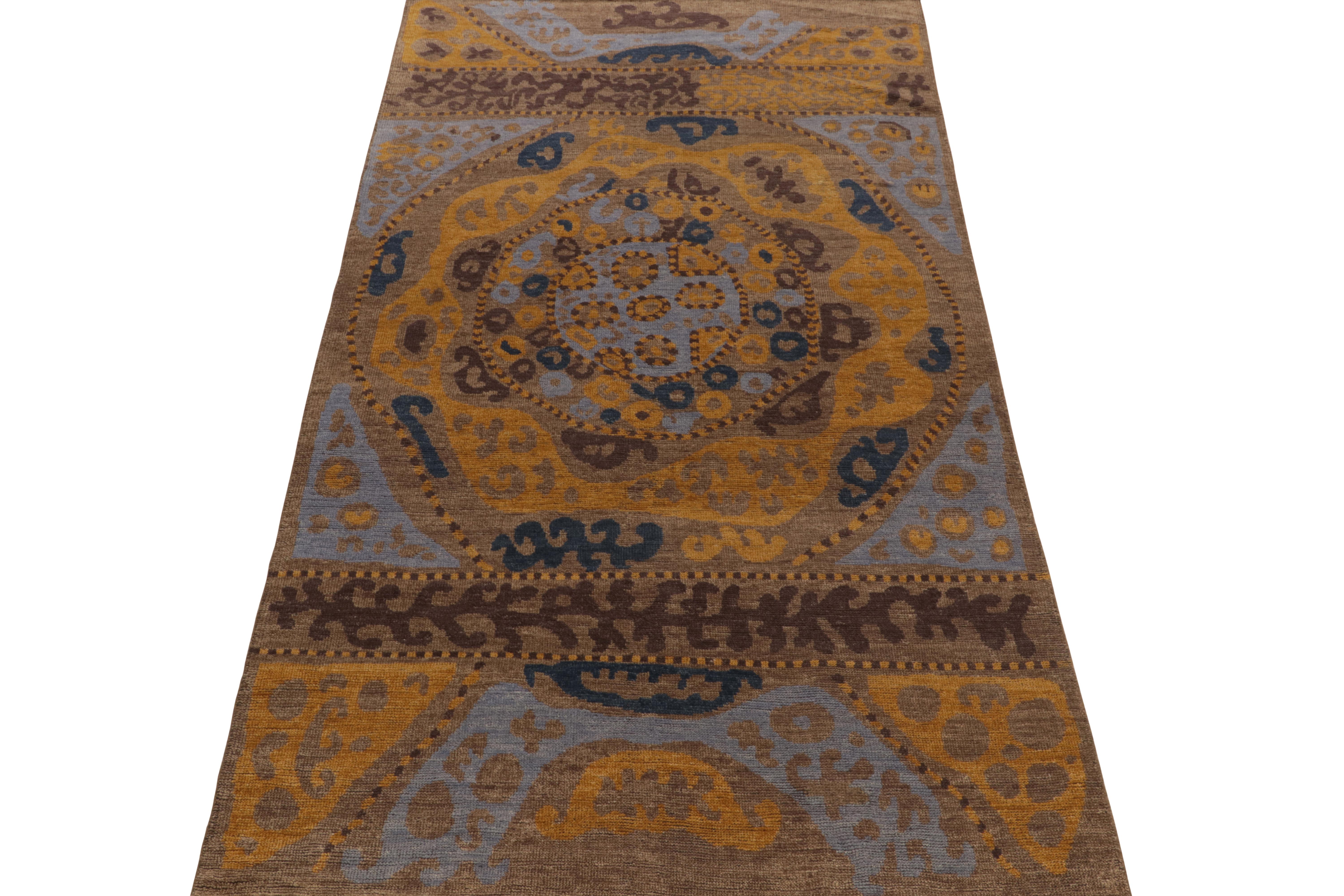 Tribale Rug & Kilim è un tappeto in stile tribale con motivi beige-marrone, oro e blu. in vendita