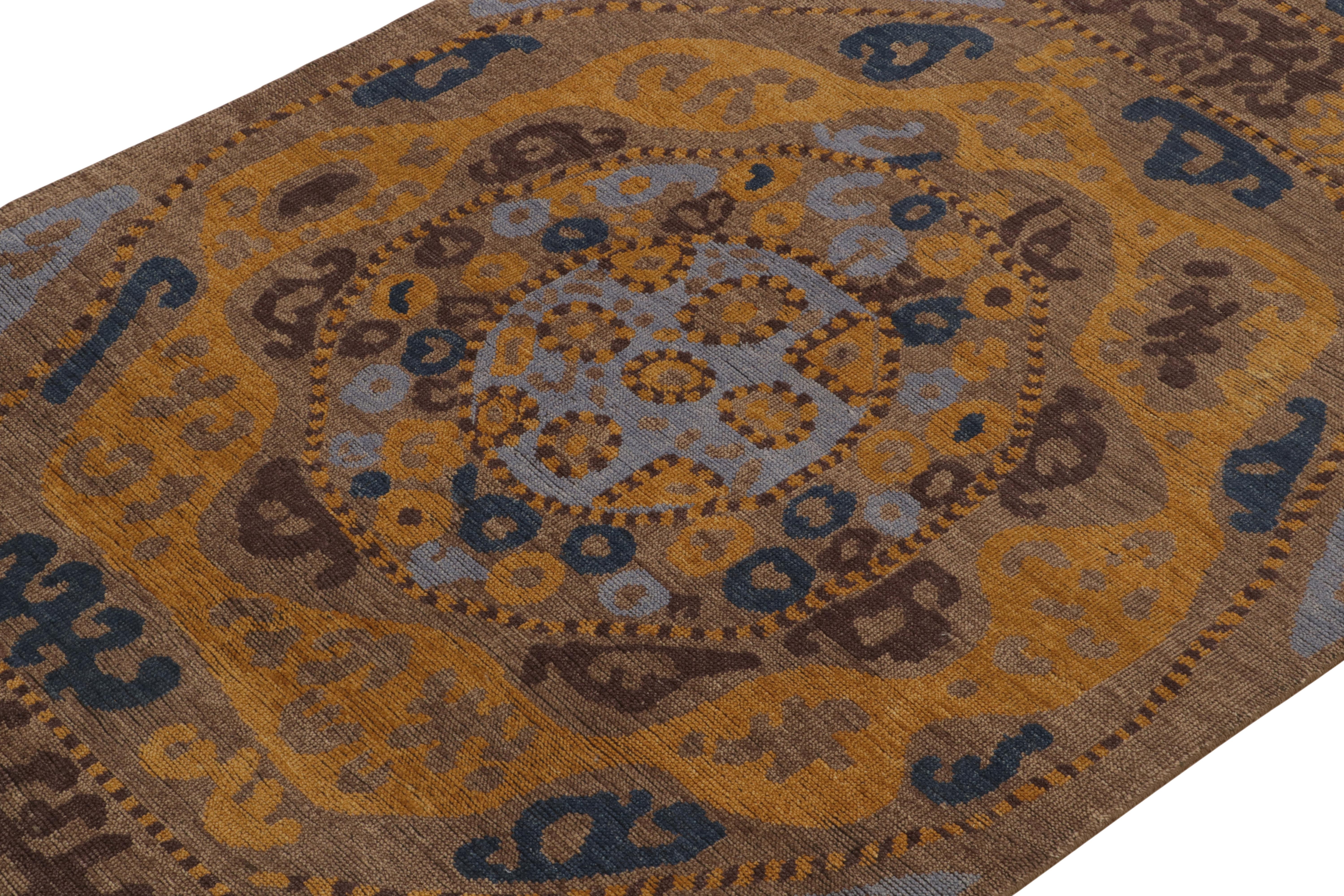 Indiano Rug & Kilim è un tappeto in stile tribale con motivi beige-marrone, oro e blu. in vendita