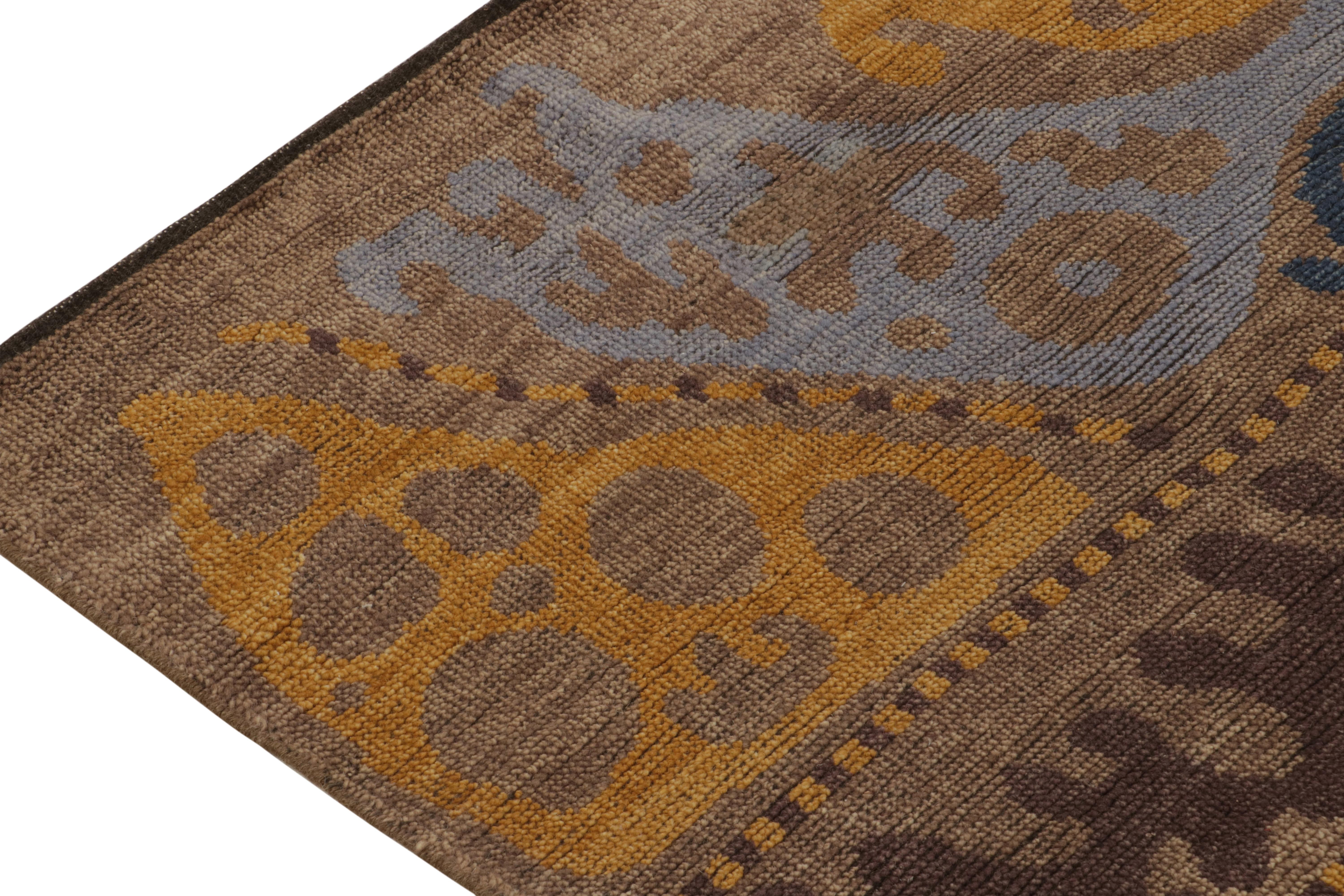 Annodato a mano Rug & Kilim è un tappeto in stile tribale con motivi beige-marrone, oro e blu. in vendita