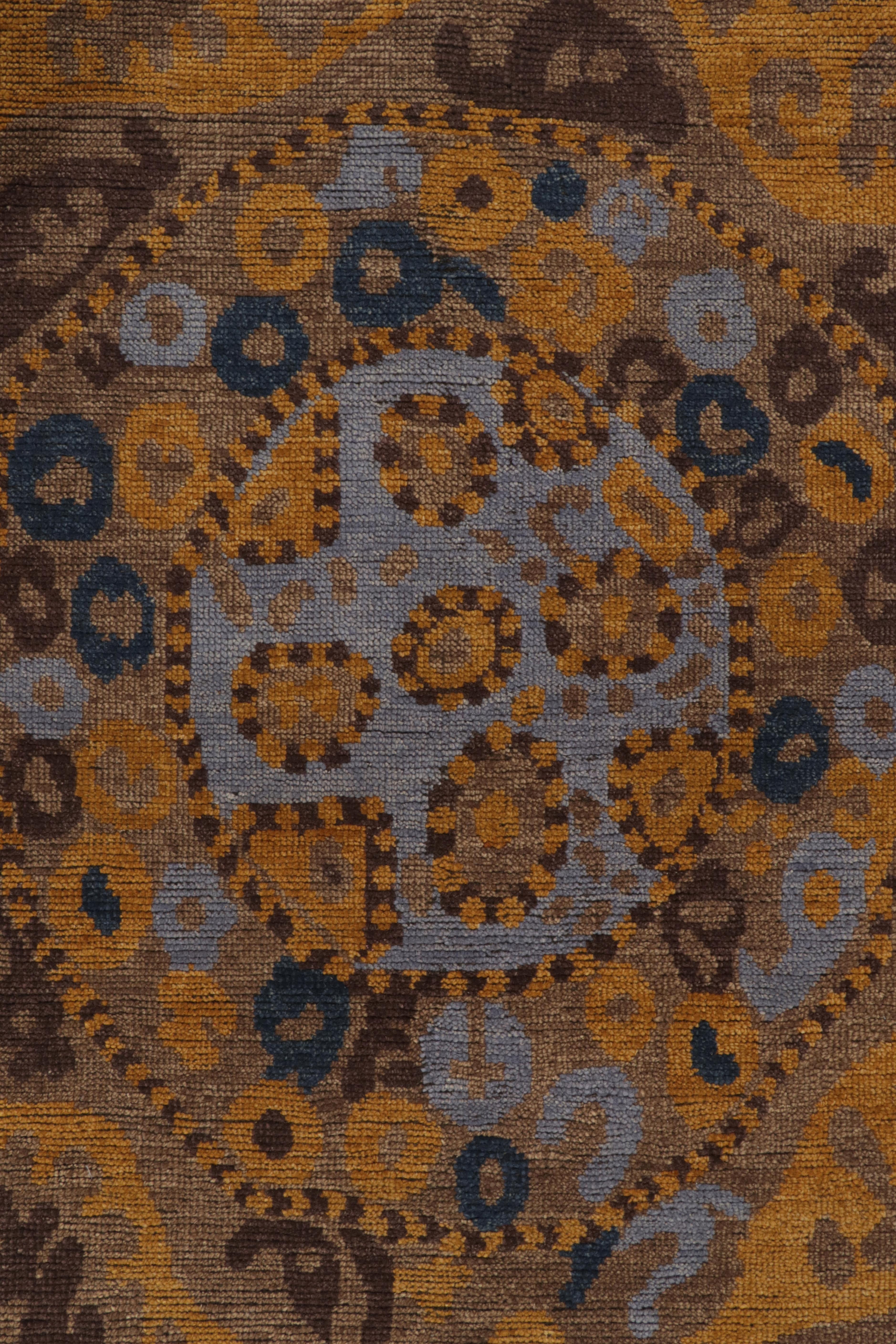 Rug & Kilim è un tappeto in stile tribale con motivi beige-marrone, oro e blu. In condizioni Nuovo in vendita a Long Island City, NY