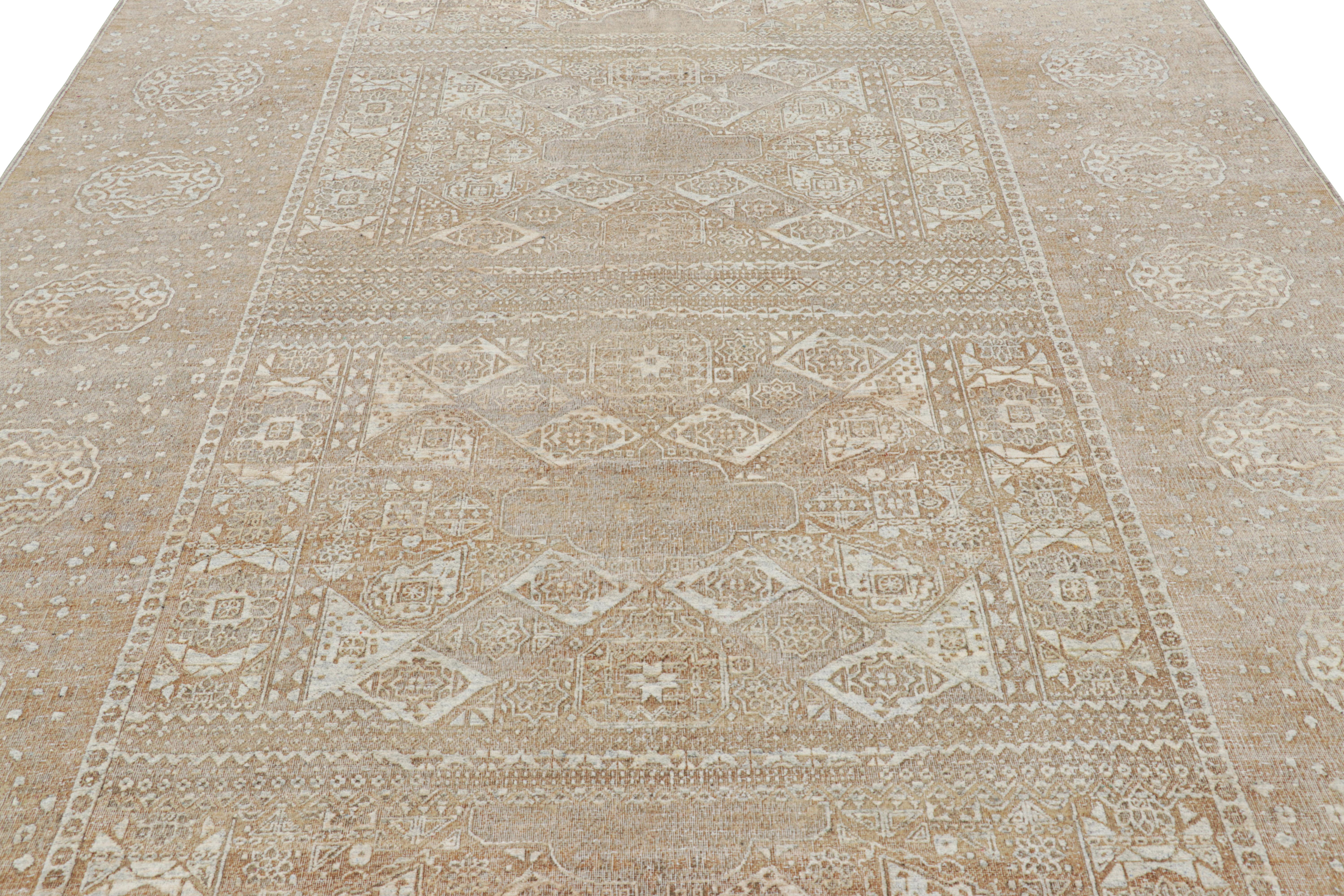 Anudada a mano en lana, esta alfombra contemporánea de 9x12 originaria de la India, se inspira especialmente en las alfombras tribales antiguas y vintage de sensibilidad de diseño primitivista y nómada. 

Sobre el diseño: 

Un tono marrón dorado